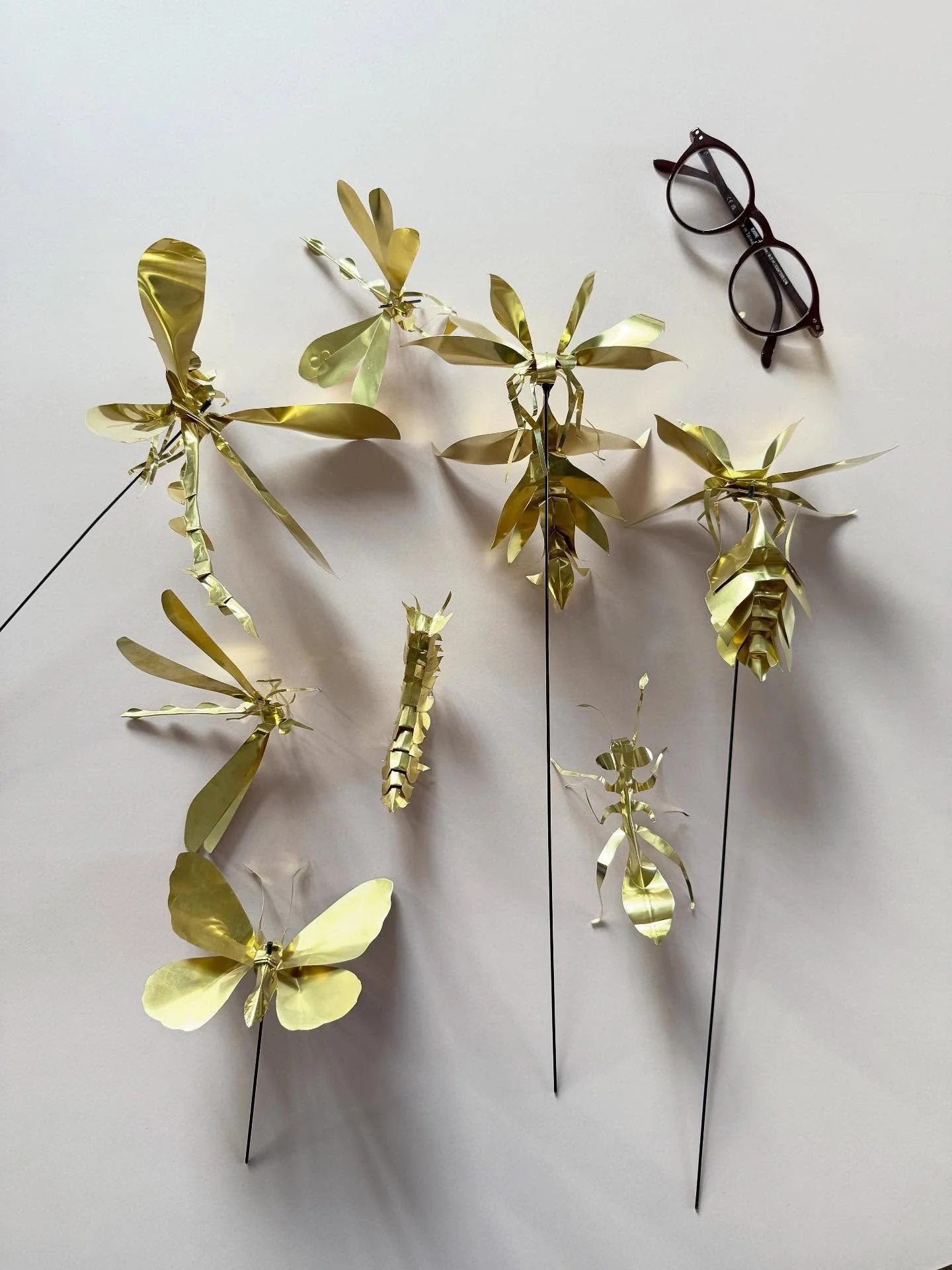 Forbereder, klipper og folder gyldne insekter til udstillingen KUMIAWASE sammen med @nicolaibergmann 
i forbindelse med hans 25 &aring;rs jubil&aelig;umsfejring i Tokyo. 
Gl&aelig;der mig meget!
.
#kumiawase #insectsinbrass #insectart #thedreaminggar