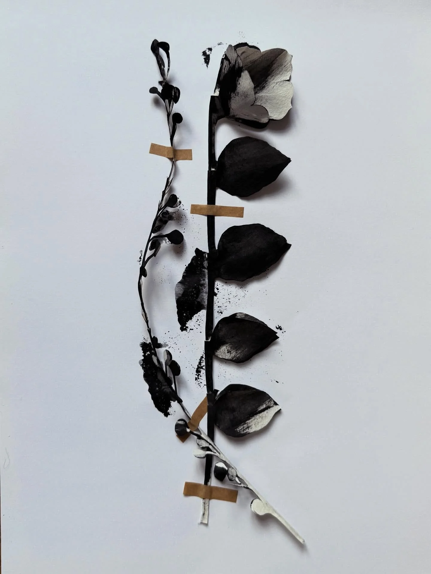 Vinterblomster
.
Washipapir klippet, foldet og farvelagt.

#workinprogress #charlottes&oslash;eborgohlsen #danishcraftsanddesign #washipaper #papirklip