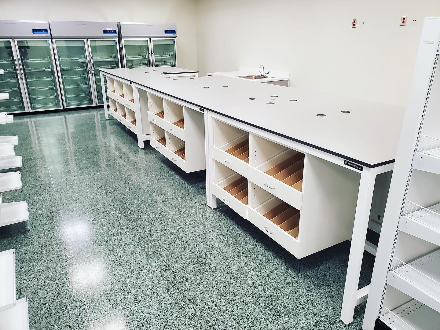 An installation for a pharmacy. Well done GA team. 👏 #installation #synergyinstallation #elevatingworkspaces #furniture #furnitureinstallation #commercialproject