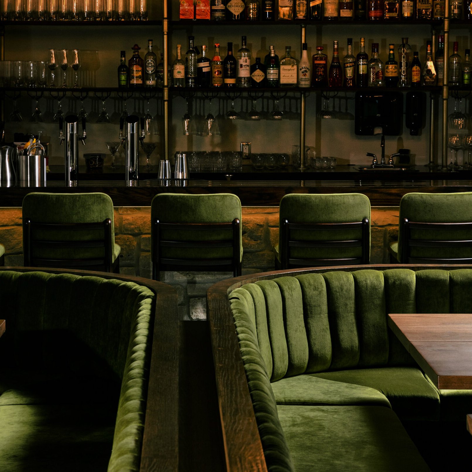 huck -GREEN VELVET W BAR BACKGROUND.jpg