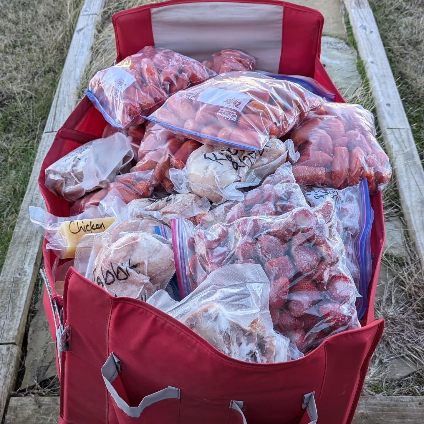 It's CANNING day! The cabinets are empty and the freezer is full, so it's time to can up some easy last-minute meals.(For those days when I forget that my family expects me to feed them dinner. Seriously? They gotta eat EVERY day? 🤣)