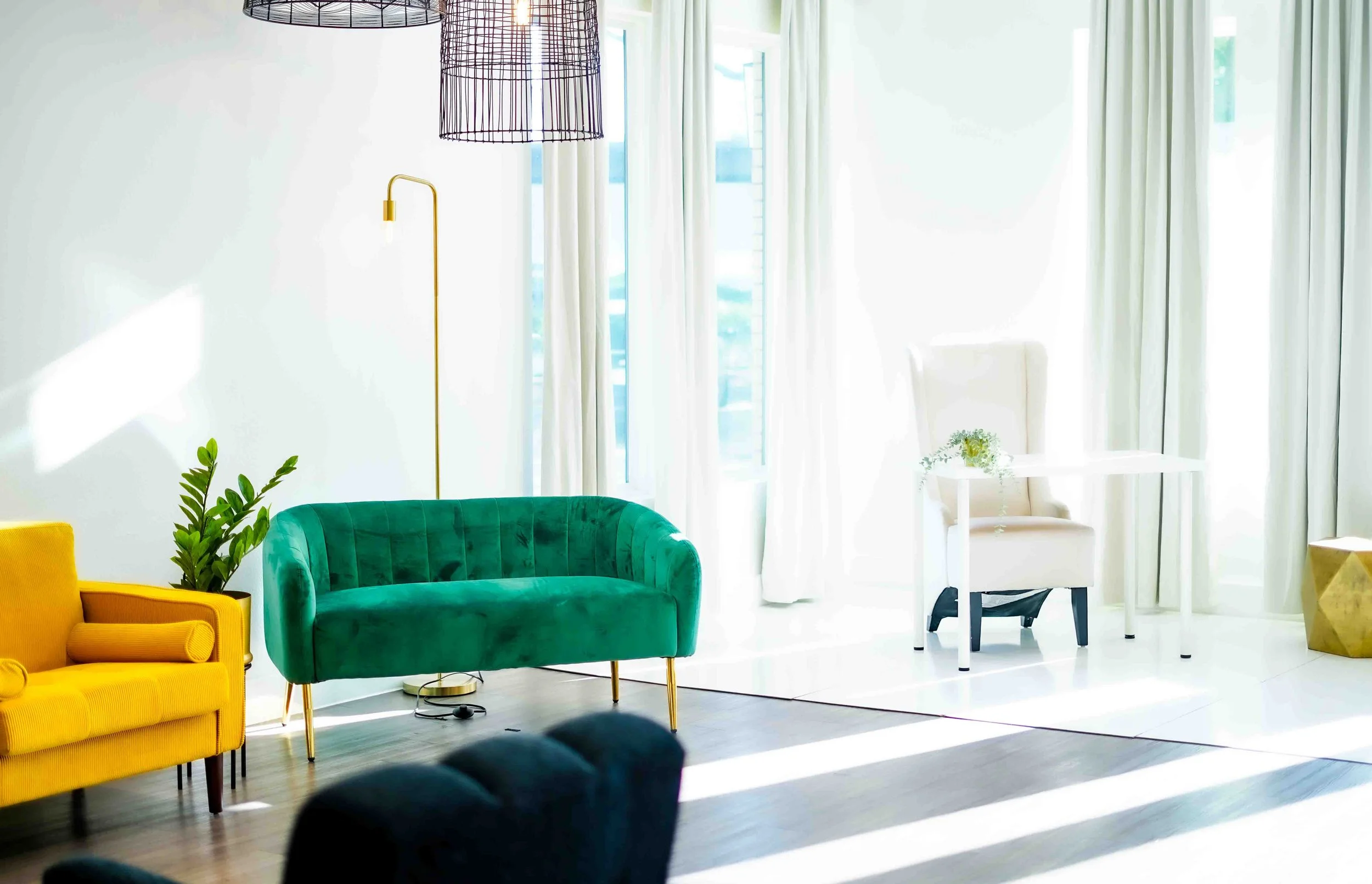 Our Dallas Photography studio is a Natural light photography studio in North Dallas with a white wall setup available for rent near Farmers Branch and Plano. Our modern photography studio located in North Dallas, is available for rent for photographe