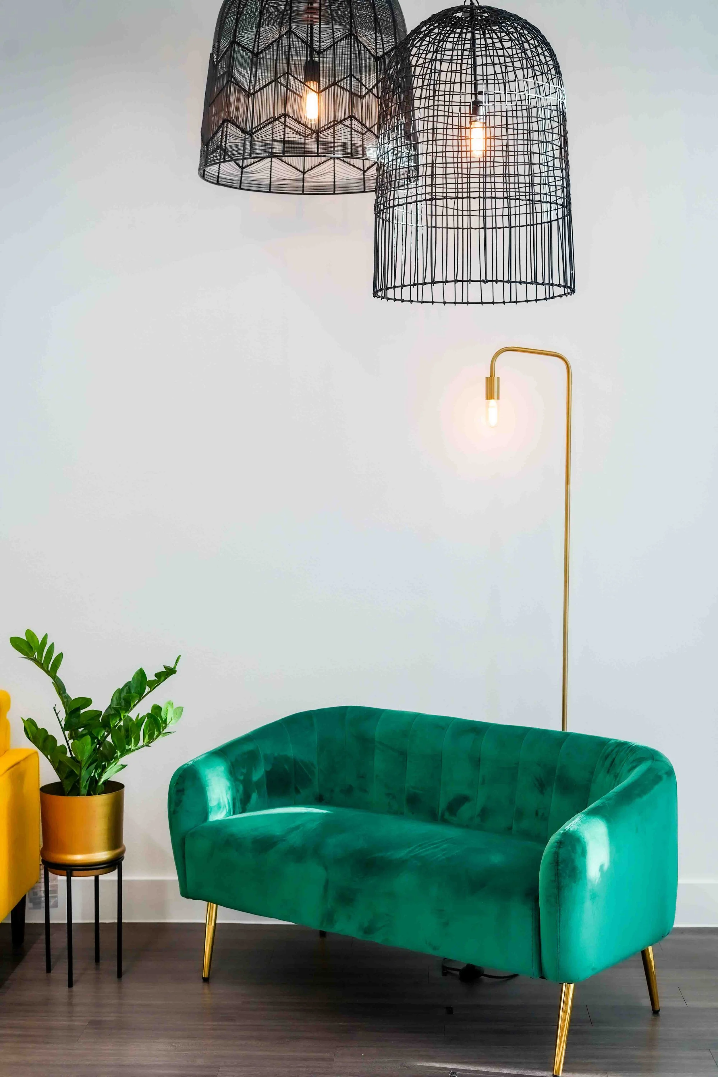 Our Dallas Photography studio is a Natural light photography studio in North Dallas with a white wall setup available for rent near Farmers Branch and Plano. Our modern photography studio located in North Dallas, is available for rent for photographe