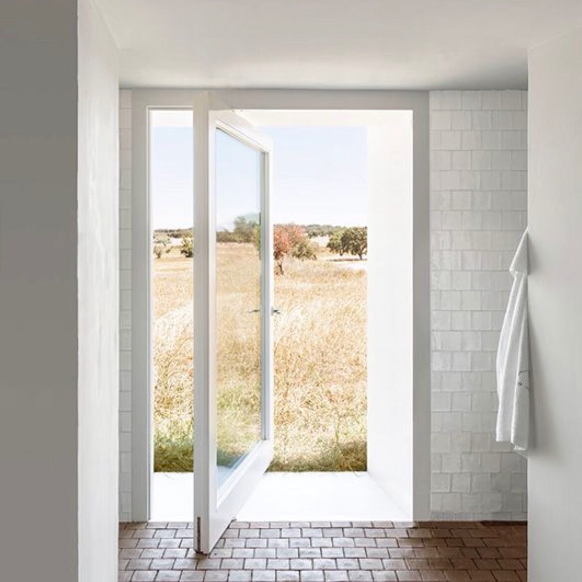 With some world class views of the South Coast&rsquo;s beautiful rolling green landscape to frame, we&rsquo;re thinking long and hard about our window treatments. Love this peak through Casa no Tempo&hellip;
📷@silent_living
.
.
.
.
.
#silent_living 