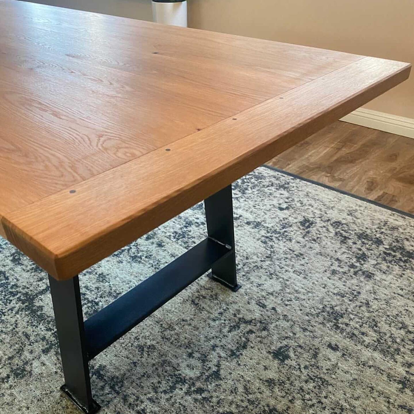 Killer Modern Farmhouse Dining Table by @jimmy_c_design. Clean breadboard ends, white oak x simple finish 
-
@makerbrandco #simplefinish
-
-
#woodworking #modernfarmhouse #maker #imake #modernfurniture #steelbase #oak #reclaimedoak #steelbase #dining