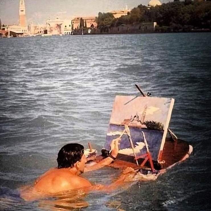 Friday mood 🎨 

The Italian artist Alberto Cristini painting while swimming in Venice, 1989

#albertocristini #venice #friday #mood