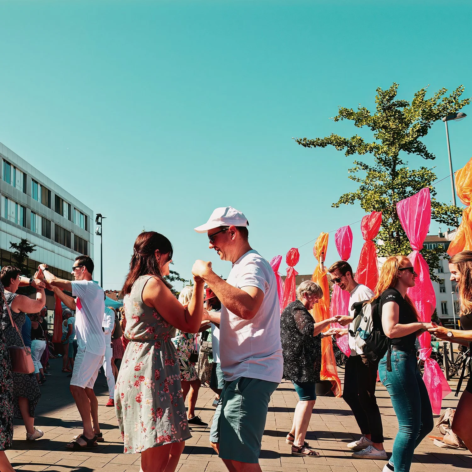 Salsa tanzende Paare im Freien