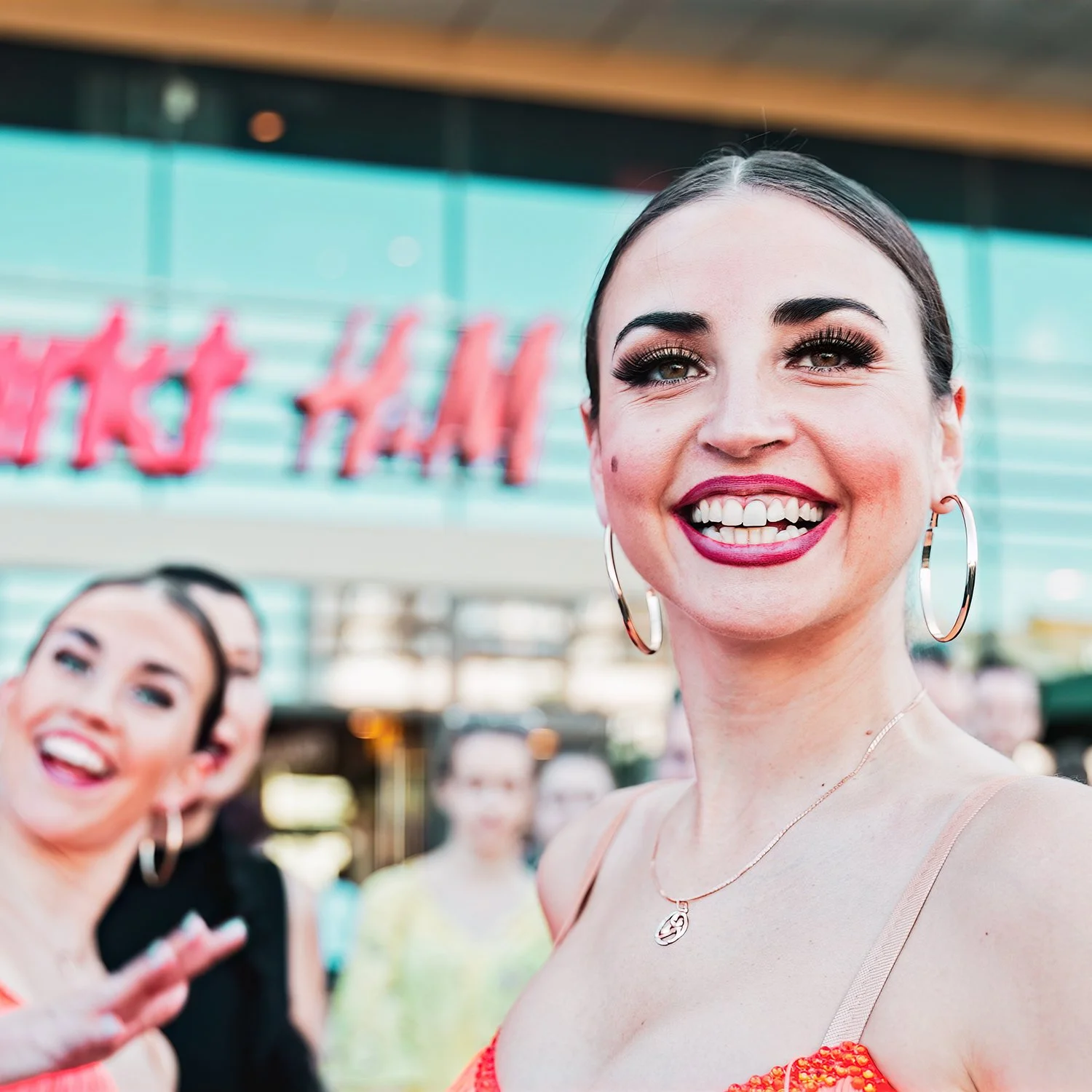 Eine Salsa Tänzerin lächelt in Kamera