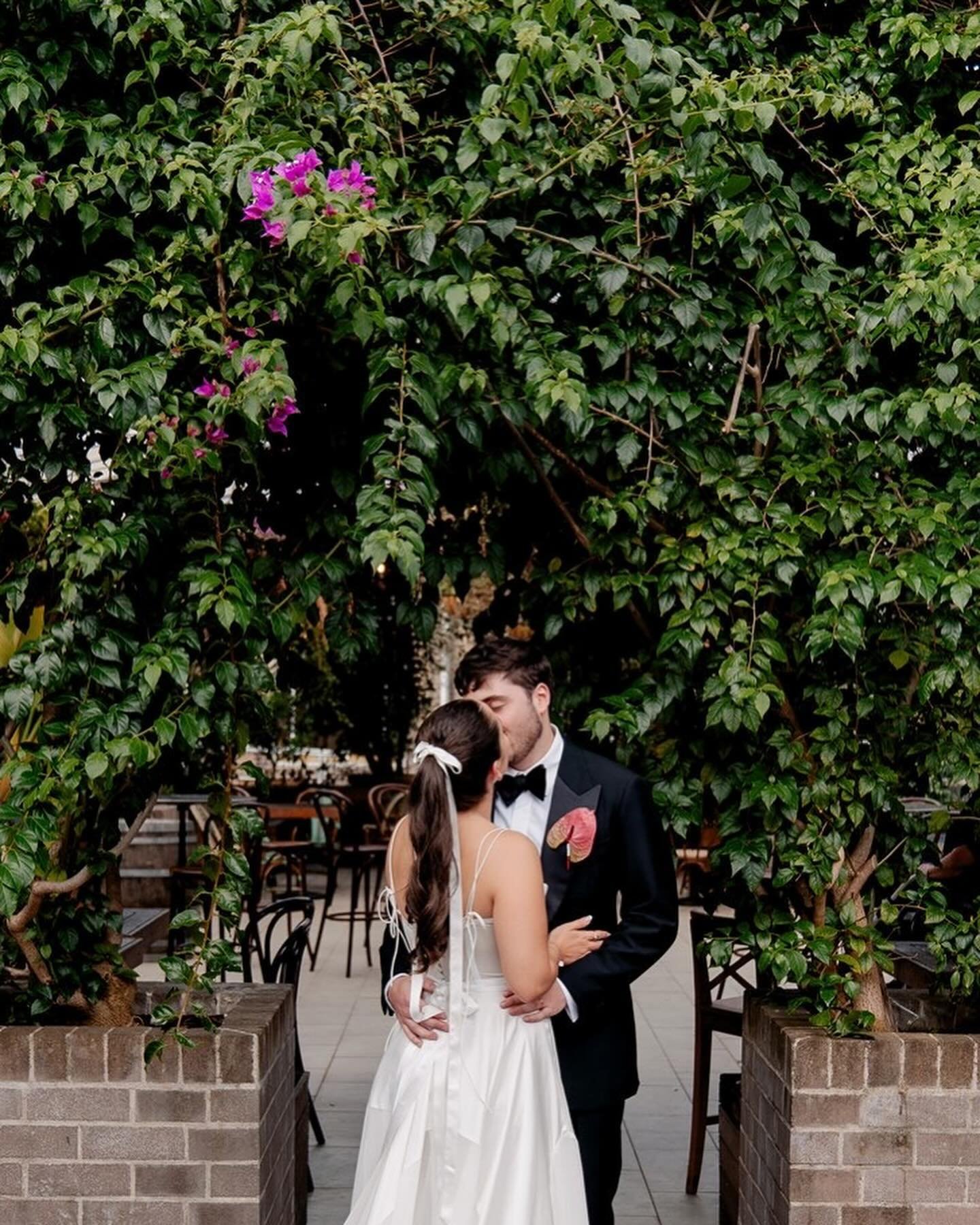 Can a simple white ribbon be the feature of your wedding day?
.
We are saying yes, because this elegantly simple hair accessory gave Claudia&rsquo;s wedding look the perfect finishing touch. So on trend and so classic.
.
Comment below with one small 