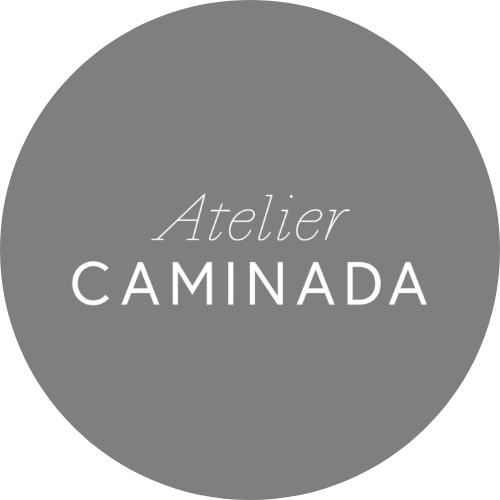Schwarzer Hintergrund mit weißen Schriftzug 'Atelier CAMINADA'.