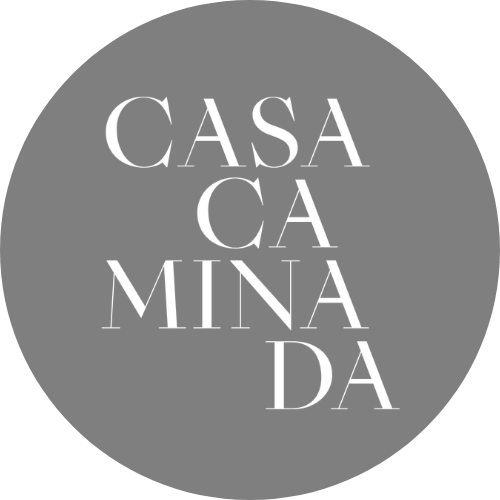 Schwarzer Hintergrund mit weiße Text 'CASA CA MINA DA' in verschiedenen Schriftgrößen und Positionen.