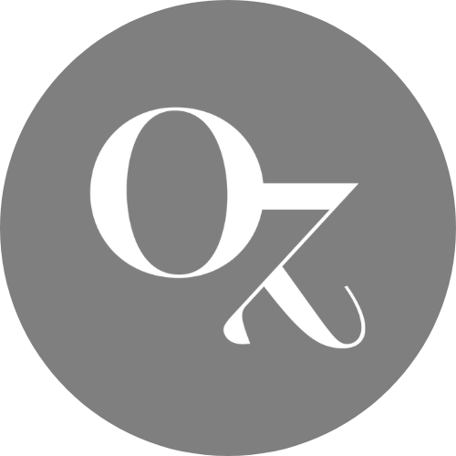 Schwarzer Hintergrund mit weißen Buchstaben "O" und "K" in großer Schrift.