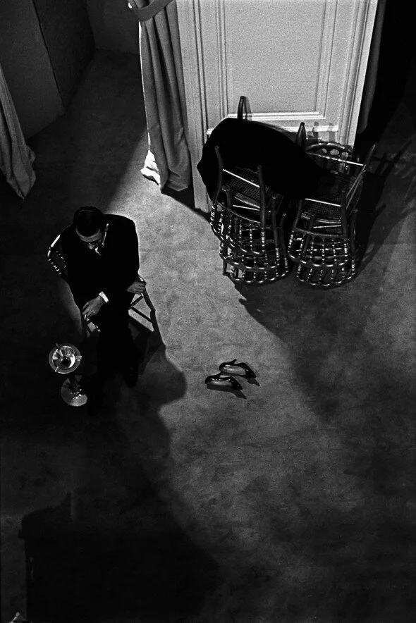 Behind the scenes at YSL’s first show, 1962. Photo by Jerry Schatzberg.