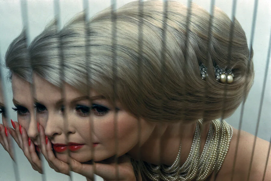 Sara Thom, 1960. Photographed by Jerry Schatzberg.