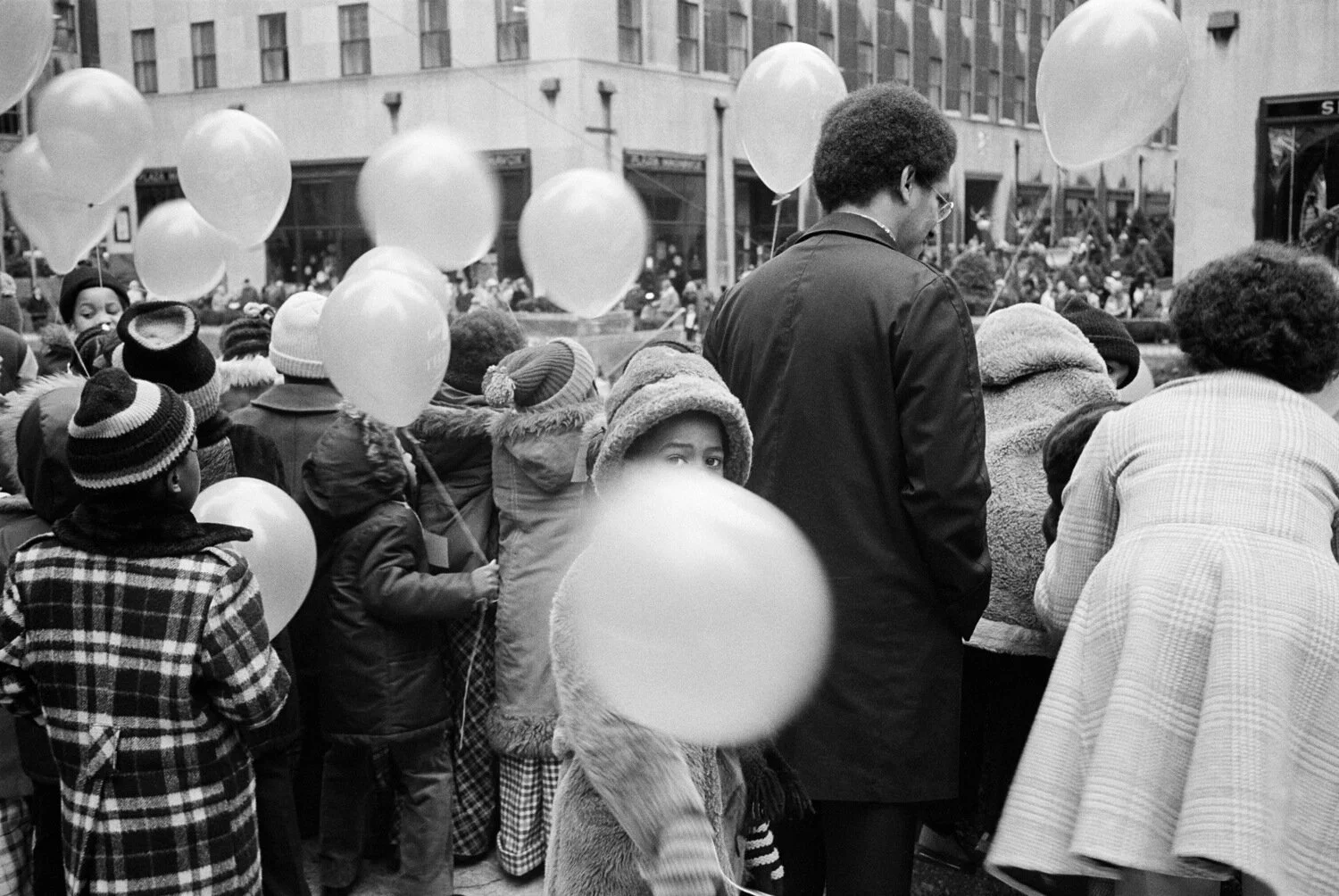 "Balloons and Eyes." Photo by Jerry Schatzberg, 1974.