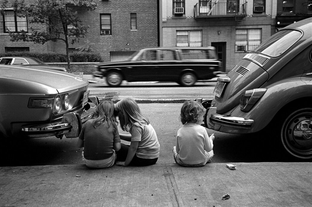 "Gossip Girls." Photo by Jerry Schatzberg, 1973.