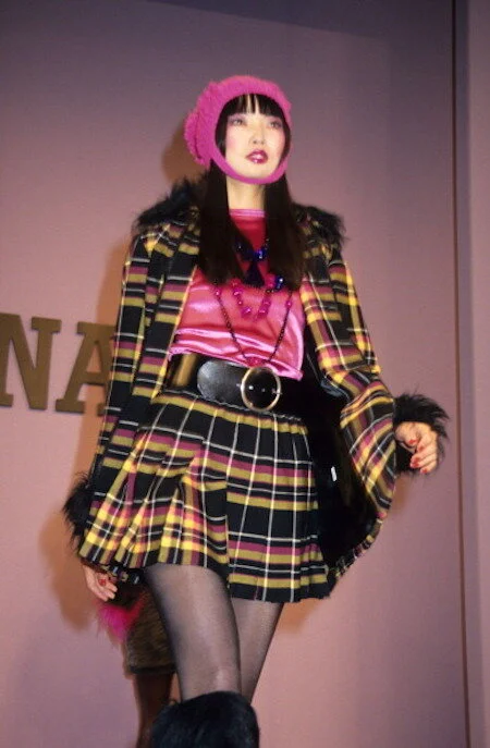 Irina Pantaeva walking Sui's f/w 1994 show.