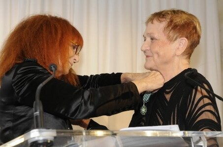 Sonia Rykiel pinning the Chevalier of the Order of Arts and Letters onto Marylou in a ceremony in Paris in 2008.