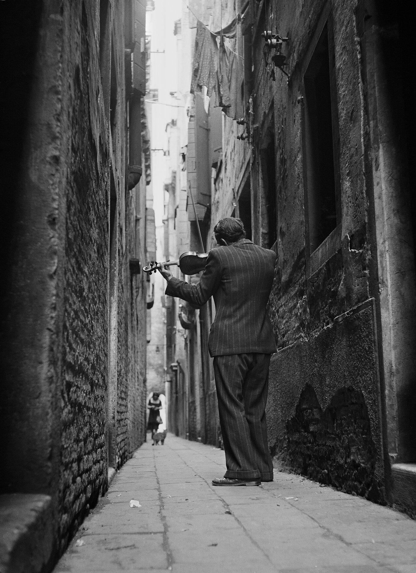 Tony Vaccaro, the violinist_Venice Italy, 1947.jpg