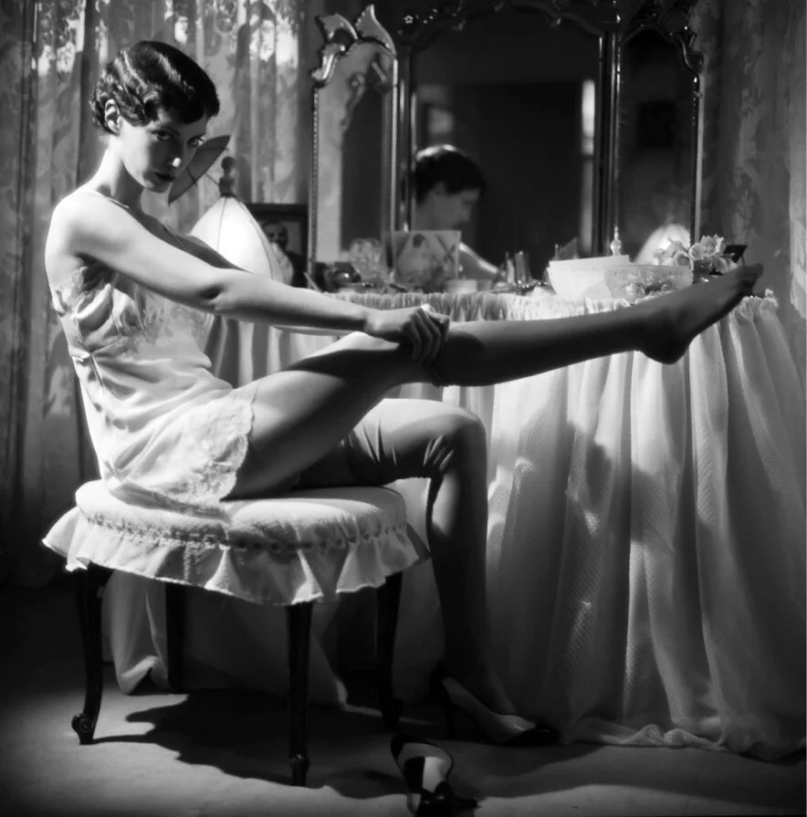 Lynn Kohlman in stockings 1973 Photo Willie Christie.jpg