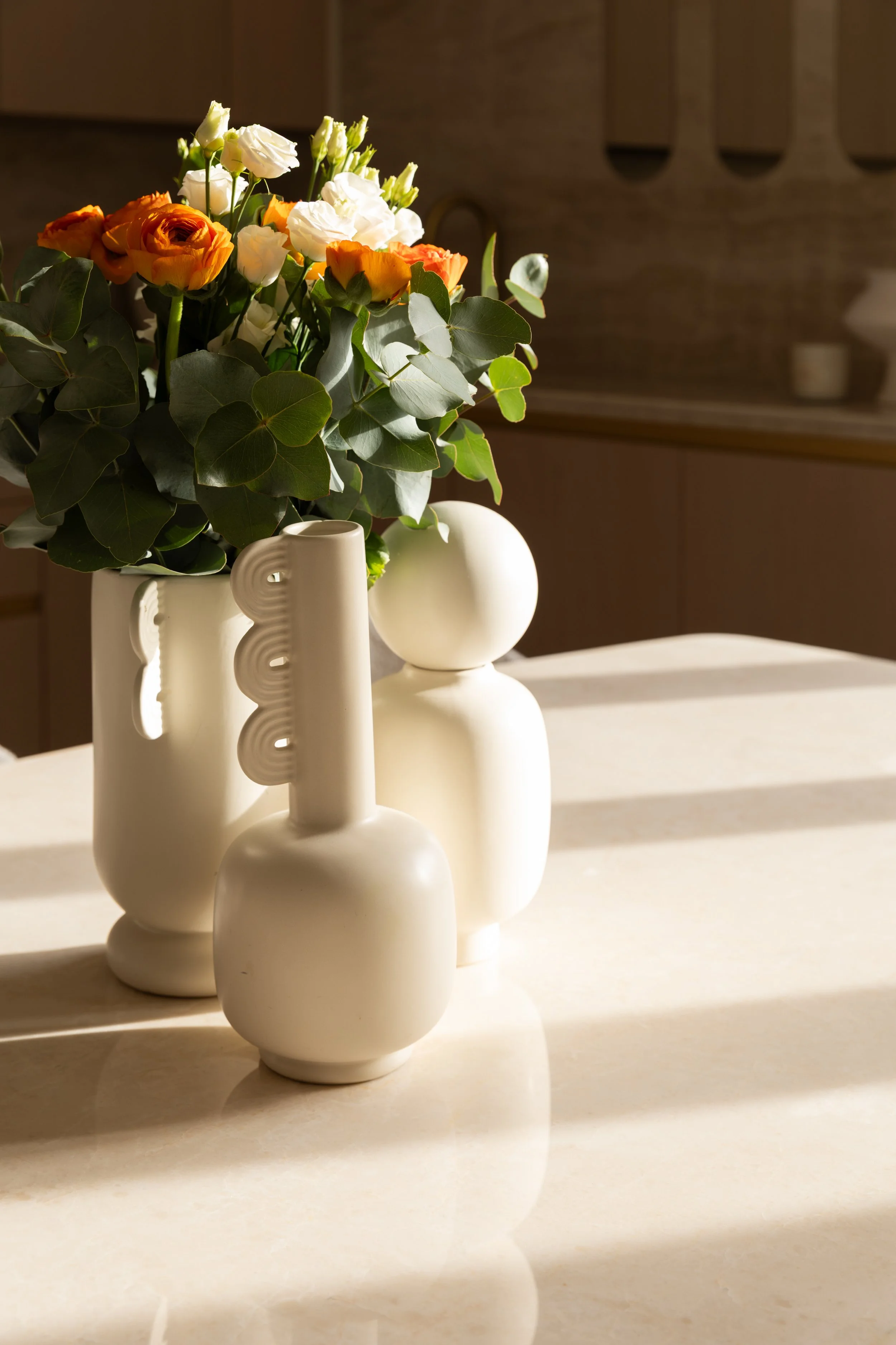 Détail vases sur table en marbre 