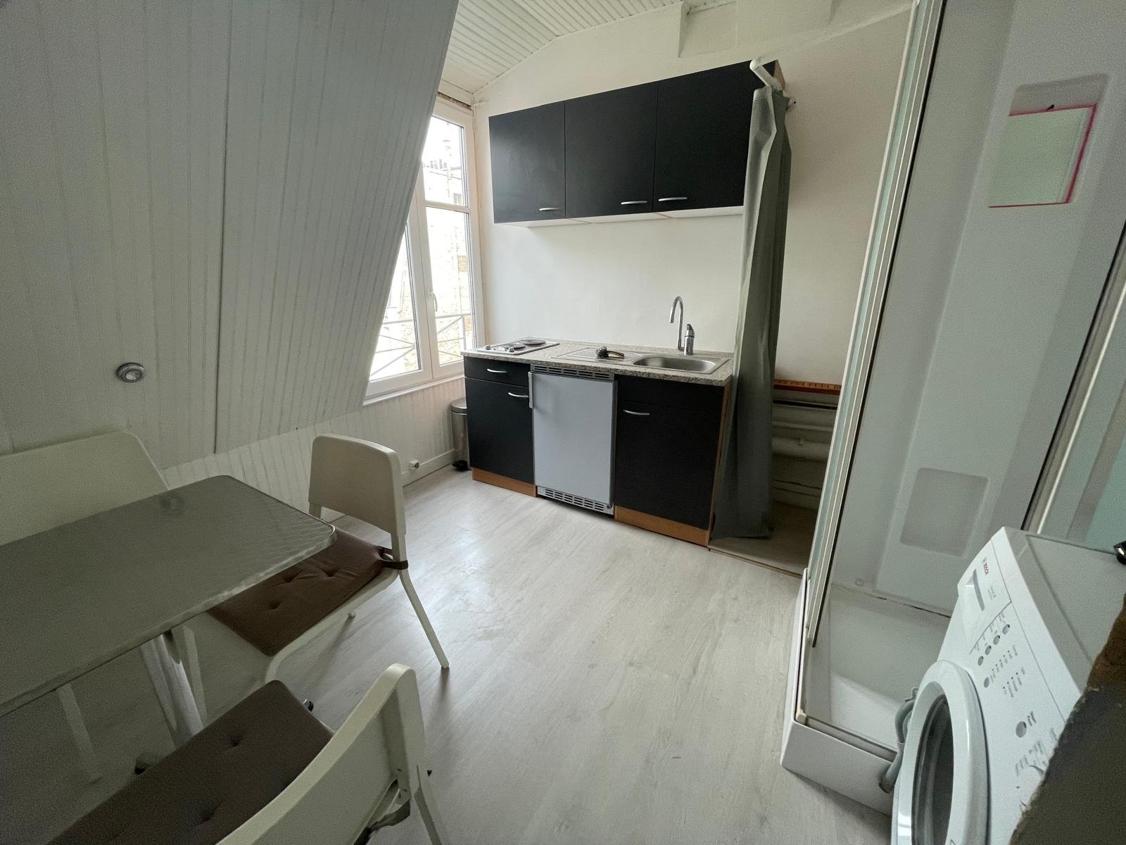 Avant les travaux de la chambre de bonne on peut voir la transformation et l'optimisation de l'espace existant