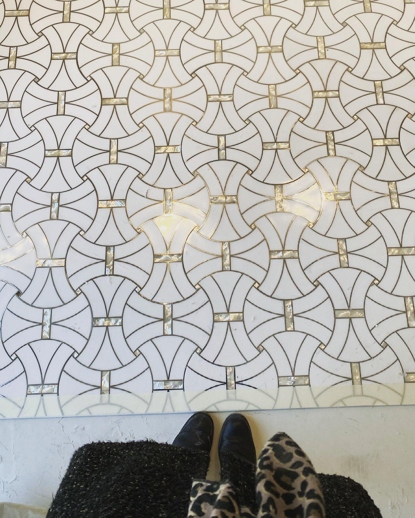 @interieurschomet : Projet priv&eacute; &laquo;&nbsp;Henri Martin  370m2&nbsp;&raquo;

Salle de bain master pose de la mosa&iuml;que en marbre et nacre avec incrustation m&eacute;tal au-dessus de la baignoire 
&mdash;&mdash;&mdash;&mdash;&mdash;&mdas