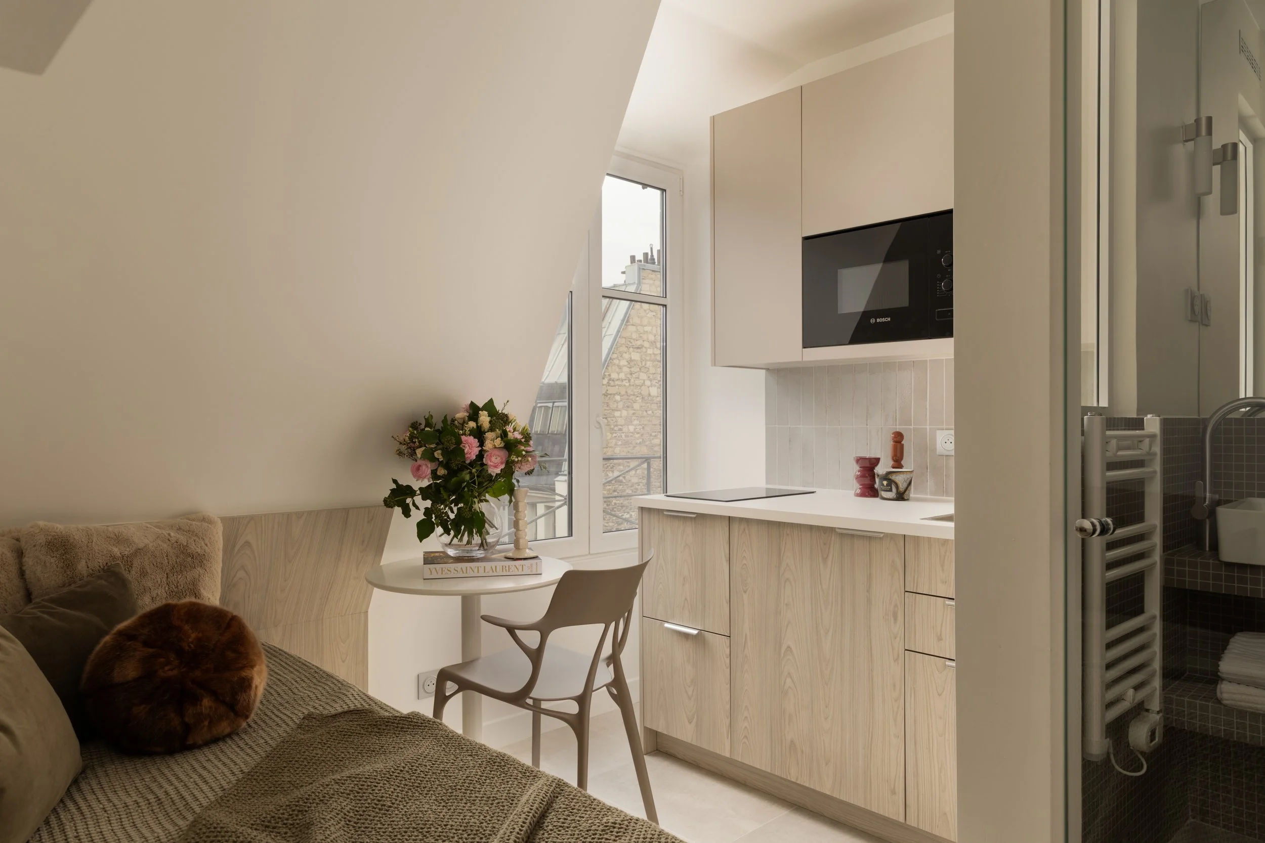 Transformation de chambre de bonne à Paris en studio haut de gamme