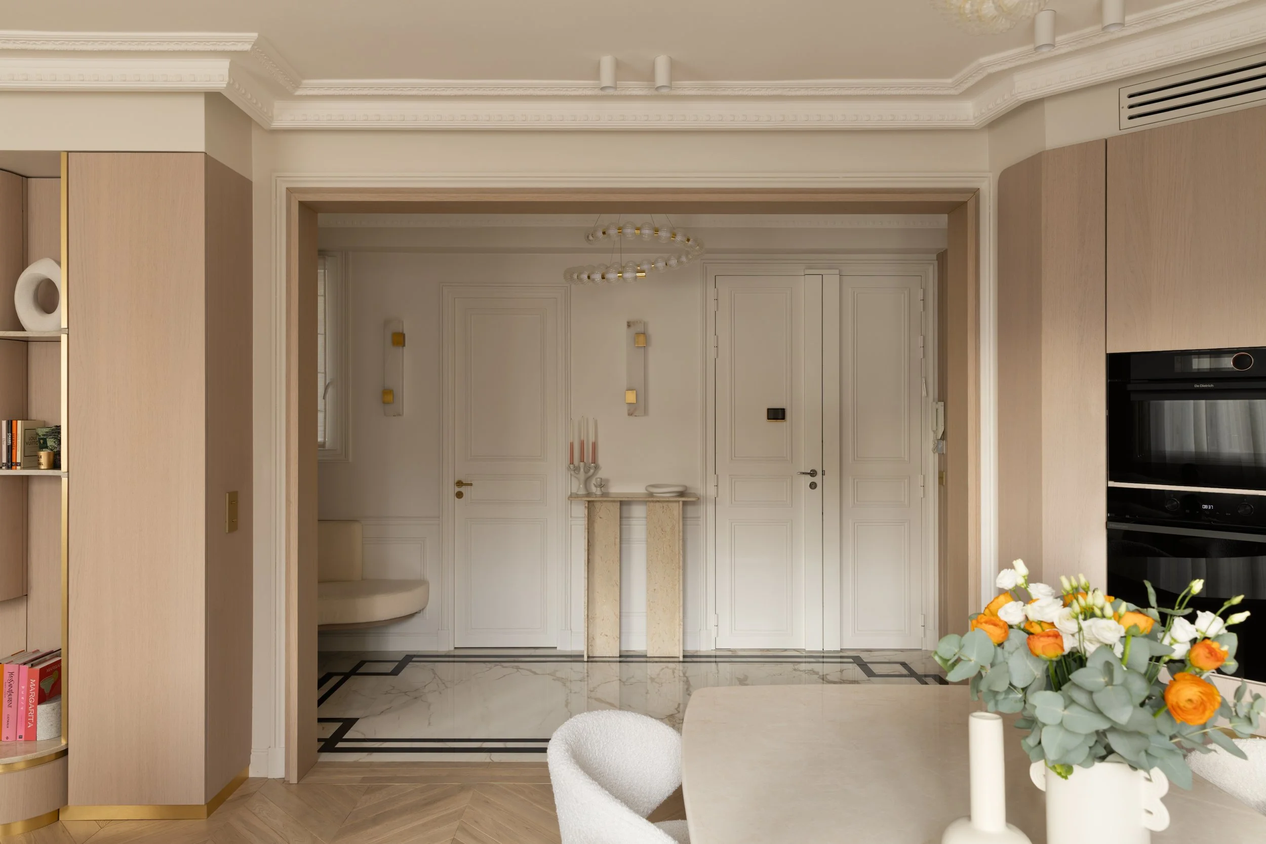 Arche entrée.
Vue sur entrée élégante avec portes classiques et décoration intérieure haut de gamme.