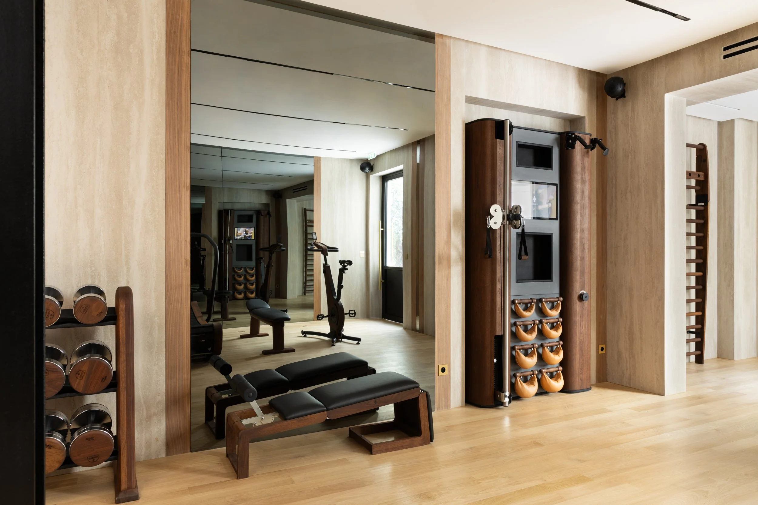 Aménagement d'une salle de fitness privée de luxe à Paris, avec équipements intégrés et finitions sur mesure – Intérieurs Chomet.