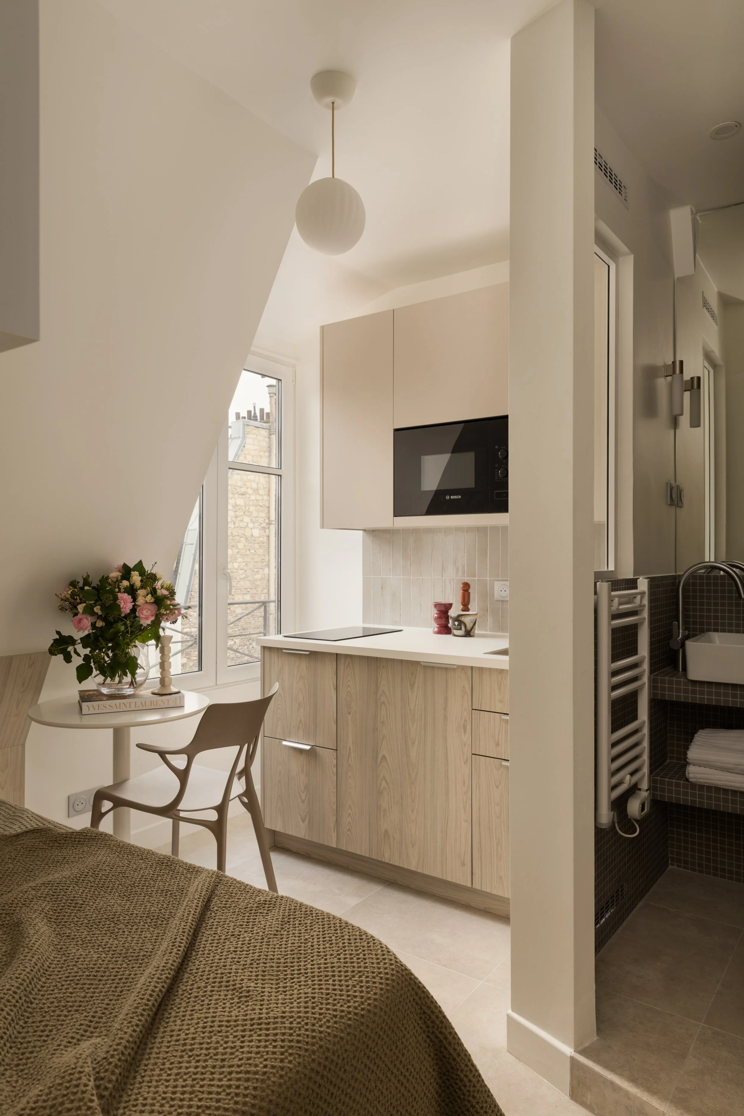 Le resultat après travaux d'une chambre de bonne parisienne un vrai bijou de fonctionnalité et d'esthétisme