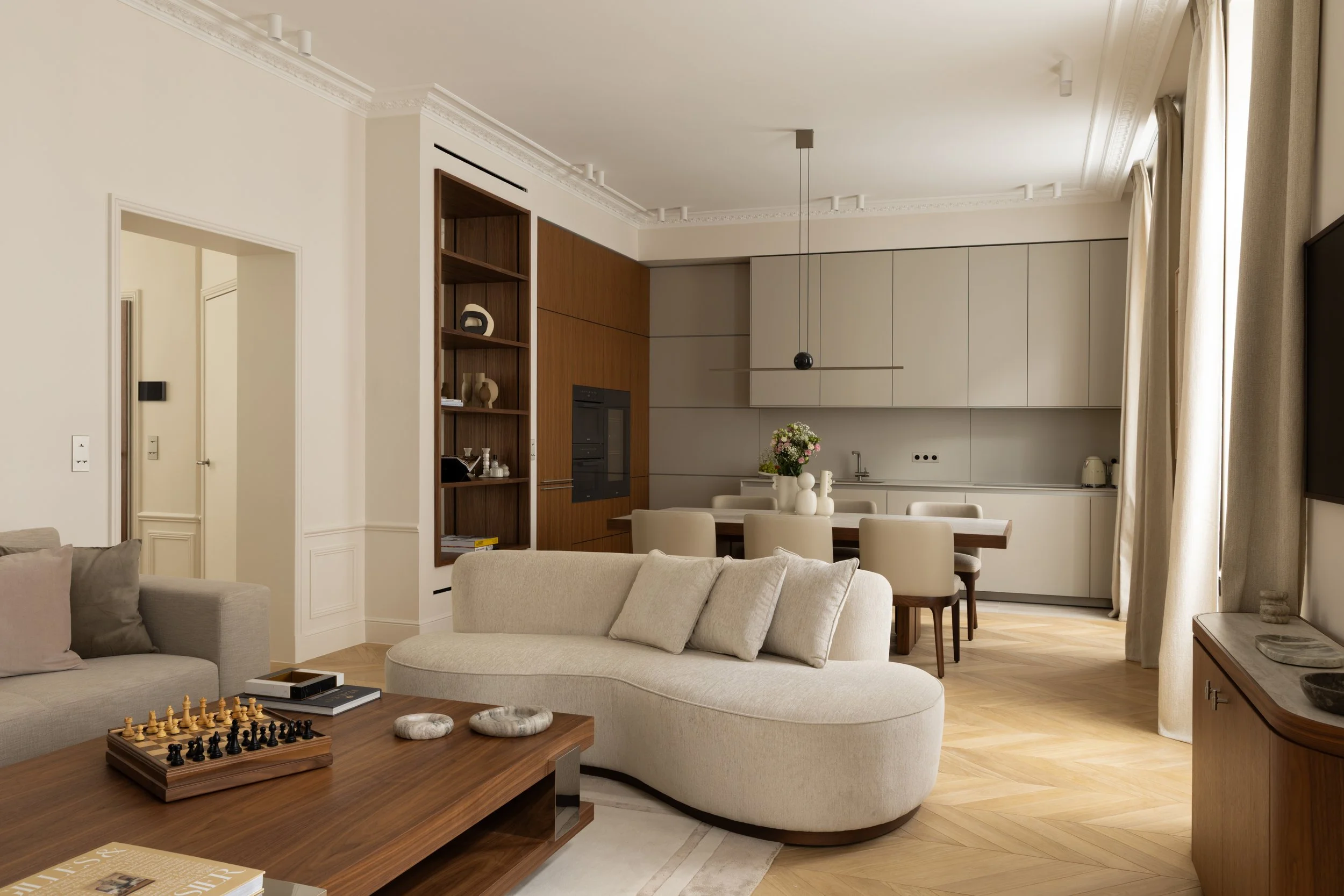 Rénovation d'un appartement à Paris avec salon contemporain, cuisine ouverte, mobilier sur mesure et parquet en point de Hongrie – Intérieurs Chomet.