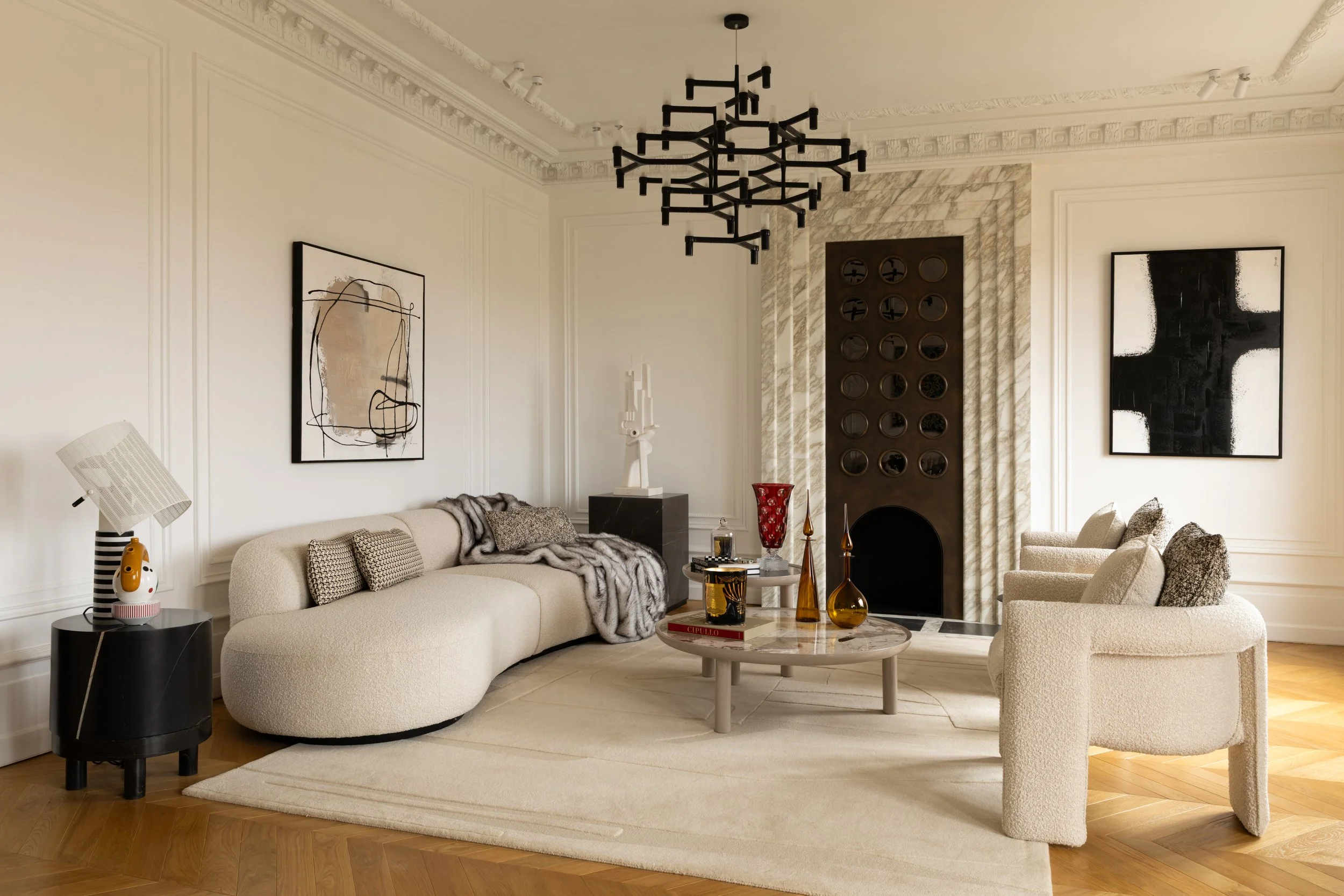 Espace de vie contemporain sublimant les volumes haussmanniens, décoration élégante et intemporelle à Paris.