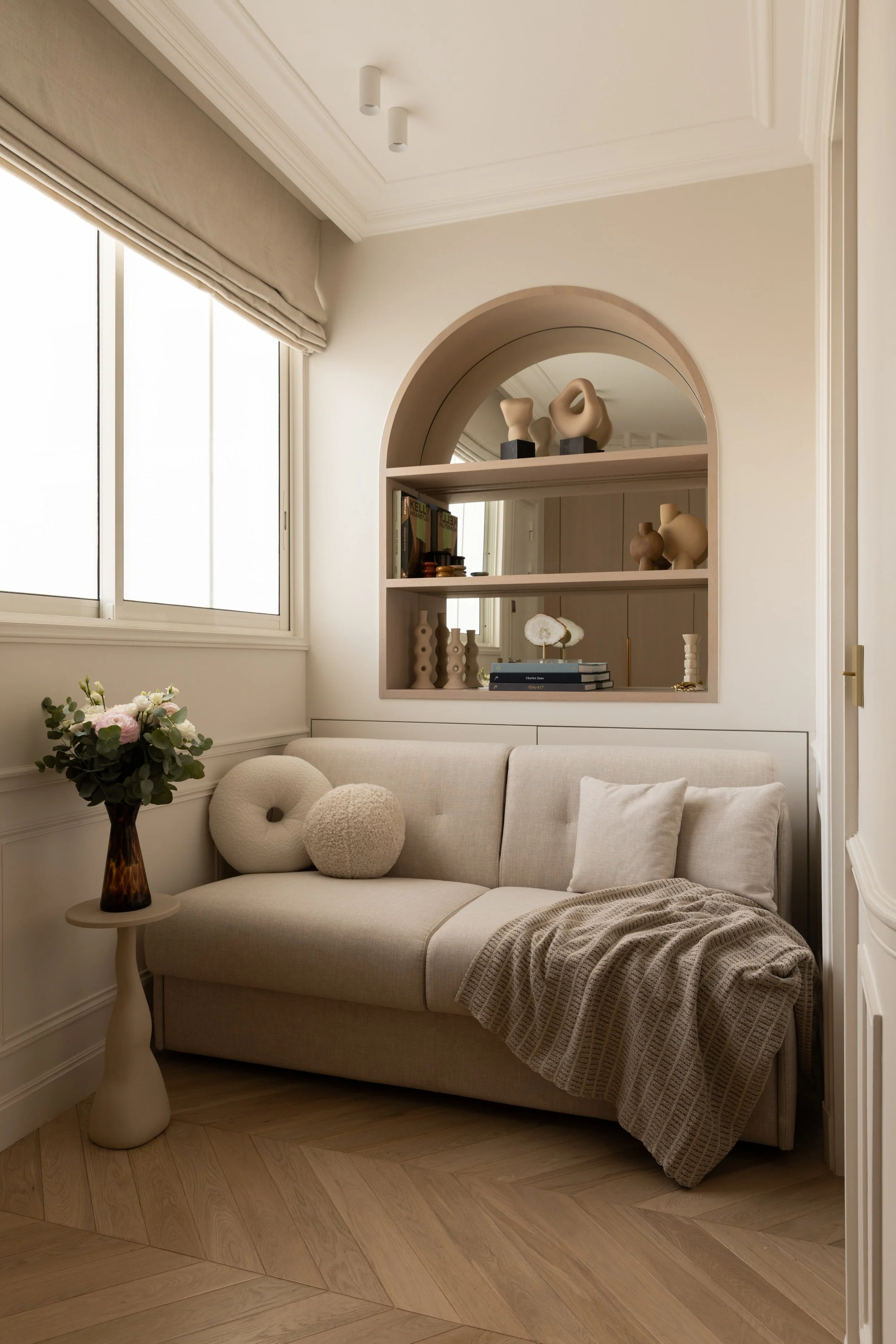 Canapé lit de la chambre bureau, intérieur chaleureux et raffiné.