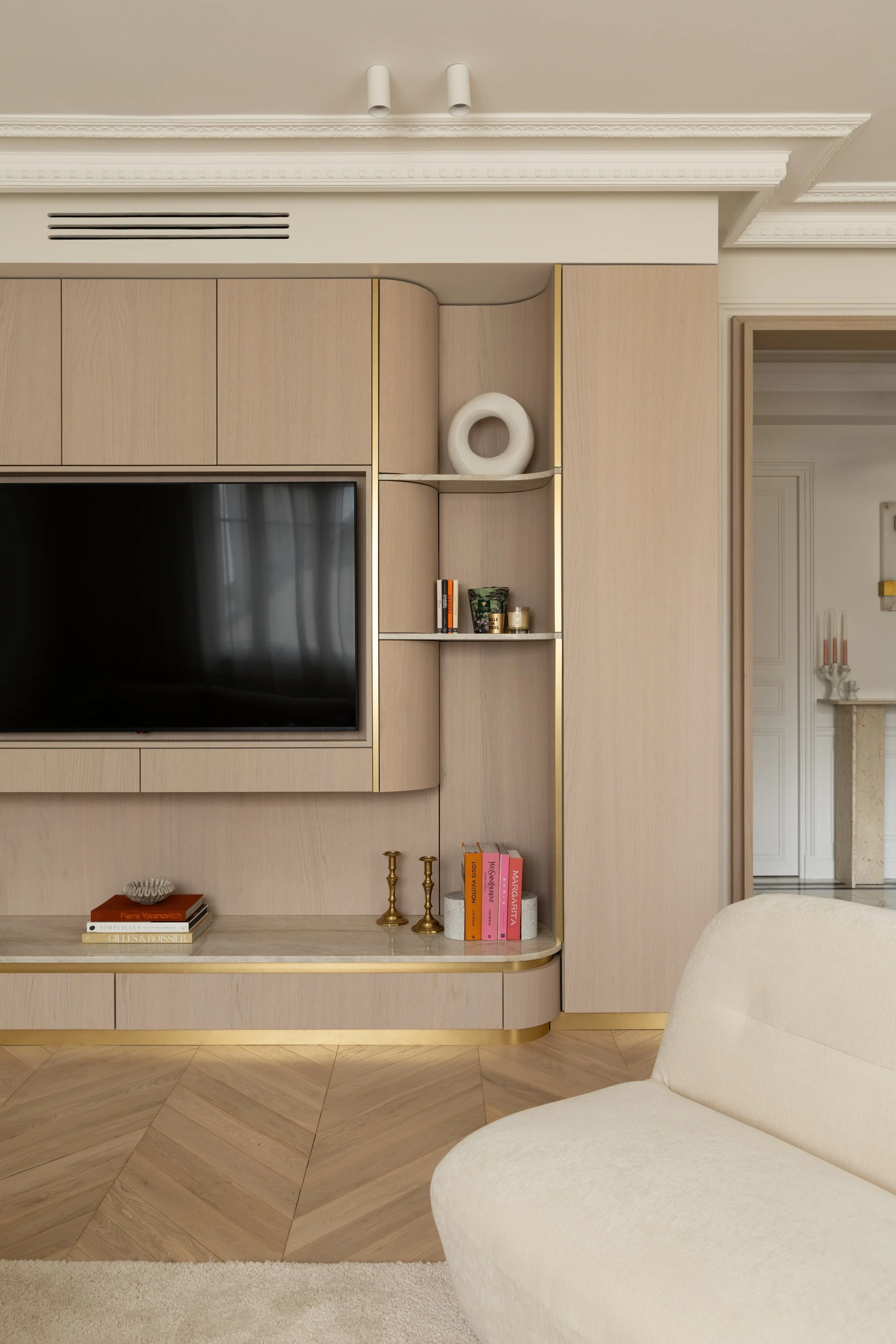 Meuble TV sur mesure contemporain
Meuble TV intégré sur mesure en bois clair et niches décoratives, salon contemporain et épuré.