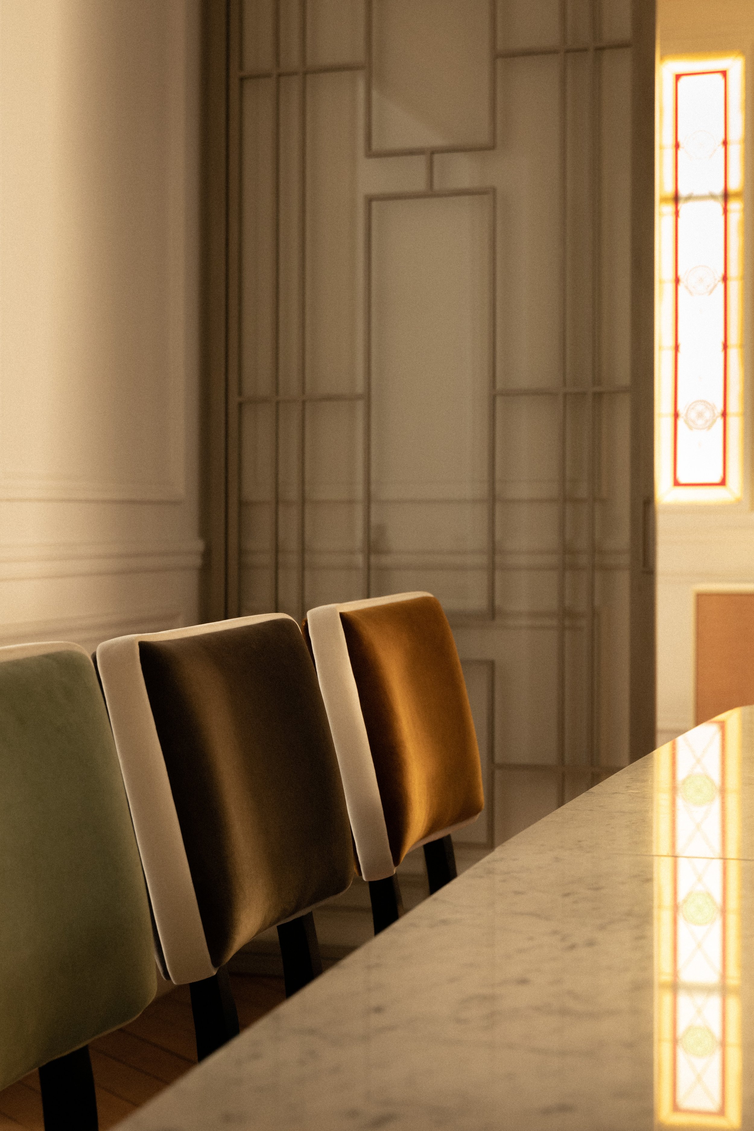 Chaises parisiennes en velours