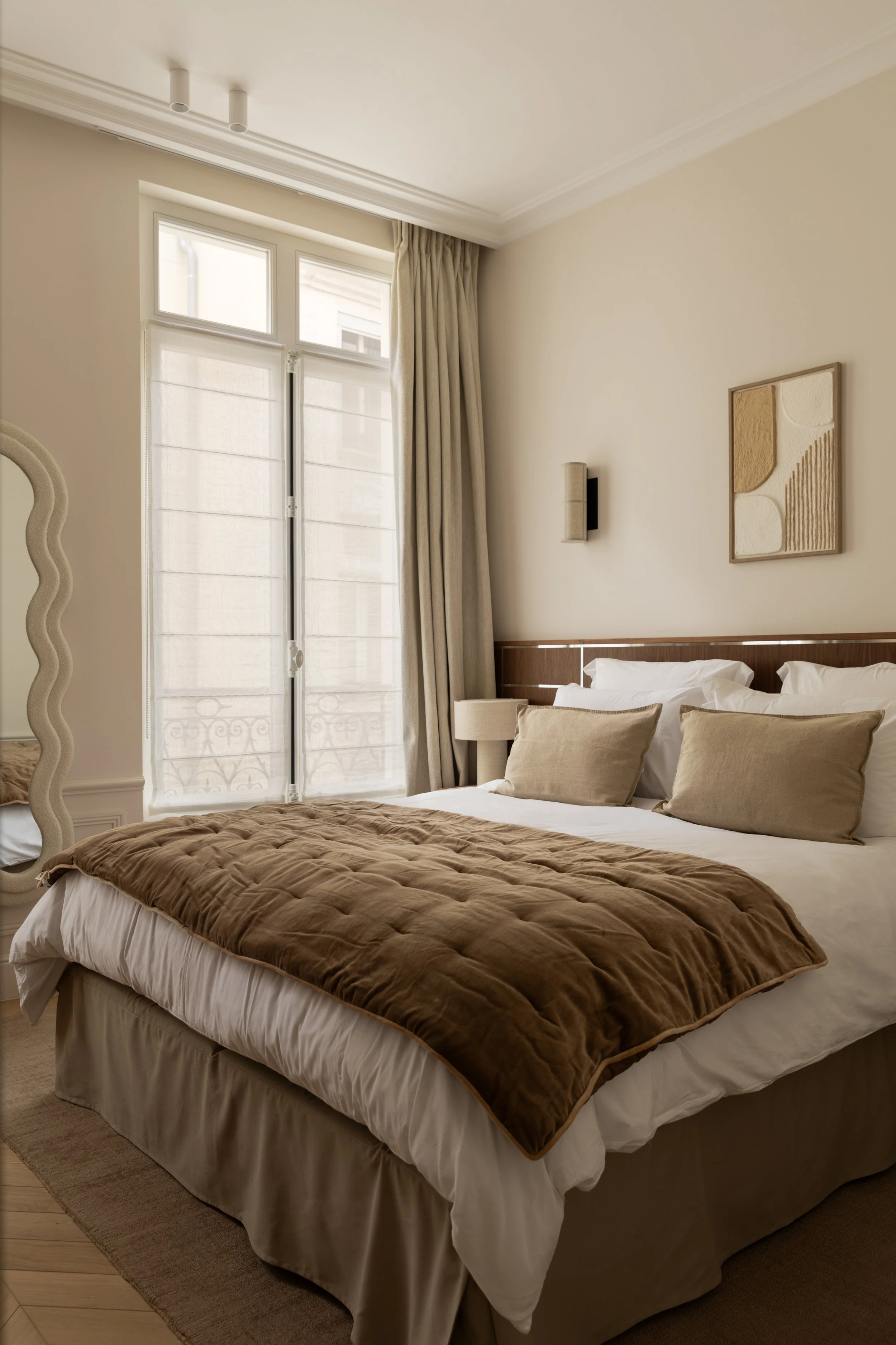 Chambre élégante à Paris avec grand miroir design, parquet en point de Hongrie, tête de lit sur mesure et décoration contemporaine – Intérieurs Chomet.