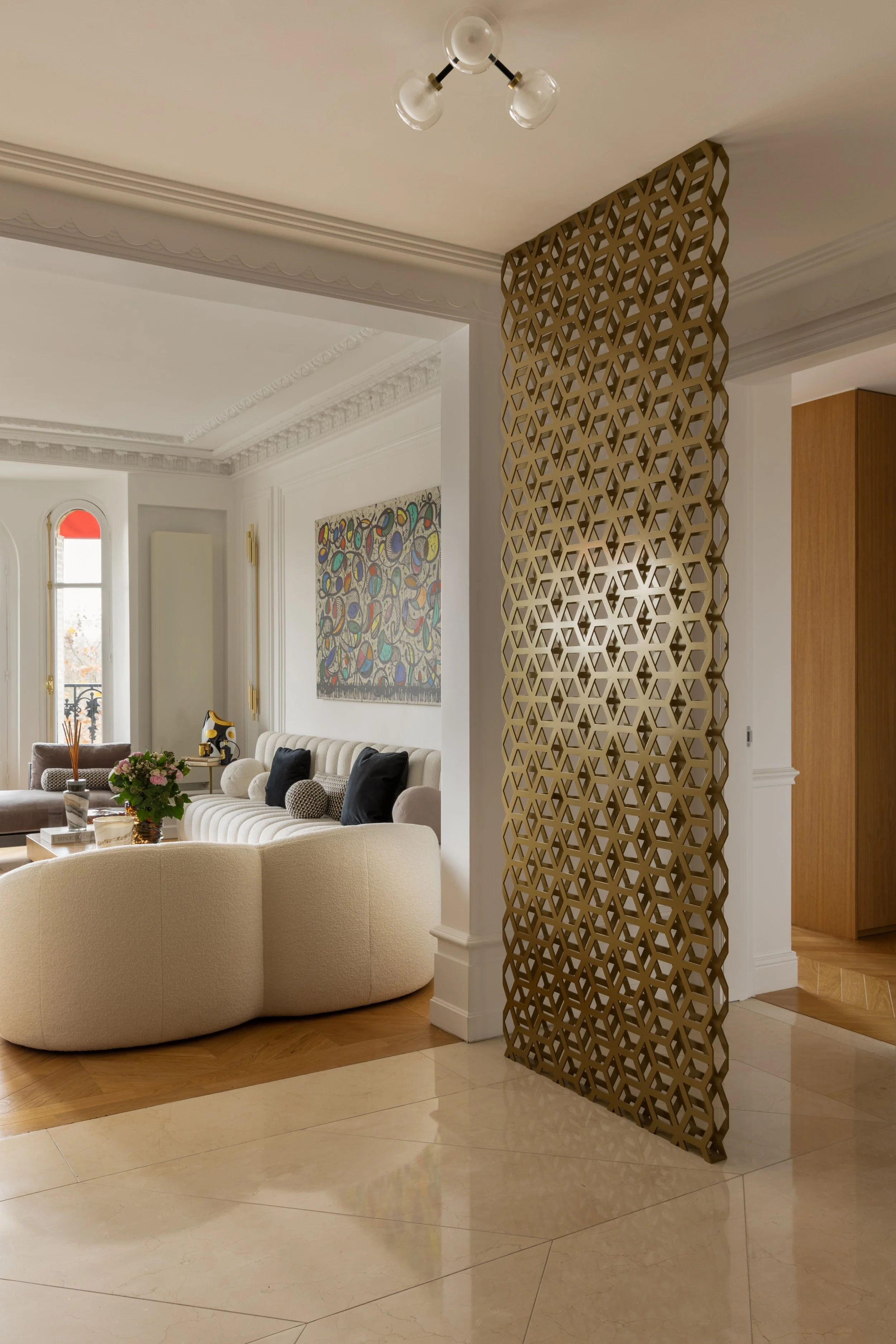 Panneau décoratif ajourée structurant l’espace de vie, décoration intérieure haut de gamme à Paris avec vue Tour Eiffel.