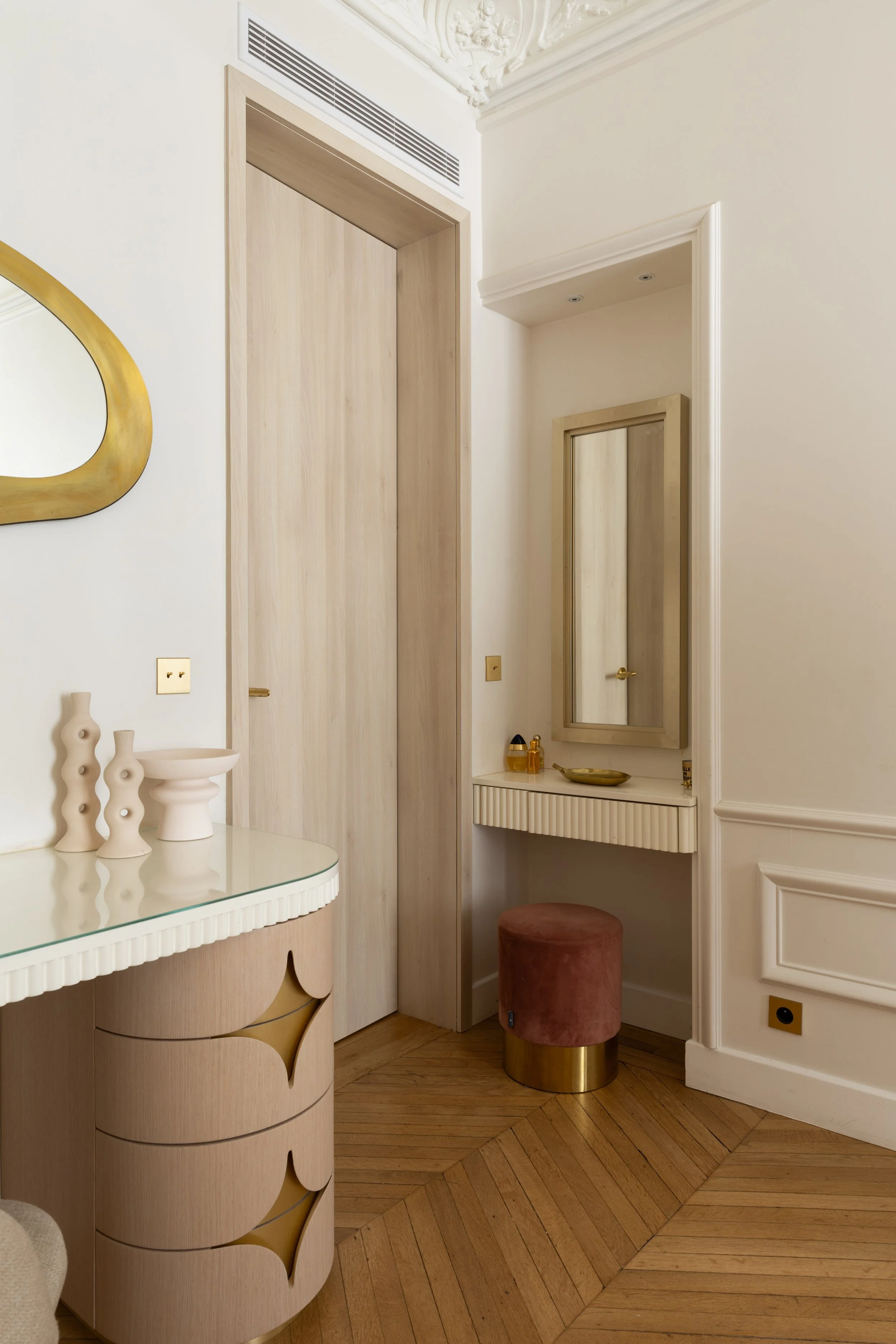 Bureau arrondi sur mesure en bois clair aux détails dorés et coiffeuse intégrée avec pouf rose dans la chambre de la fille, projet Malesherbes à Paris — Intérieurs Chomet.