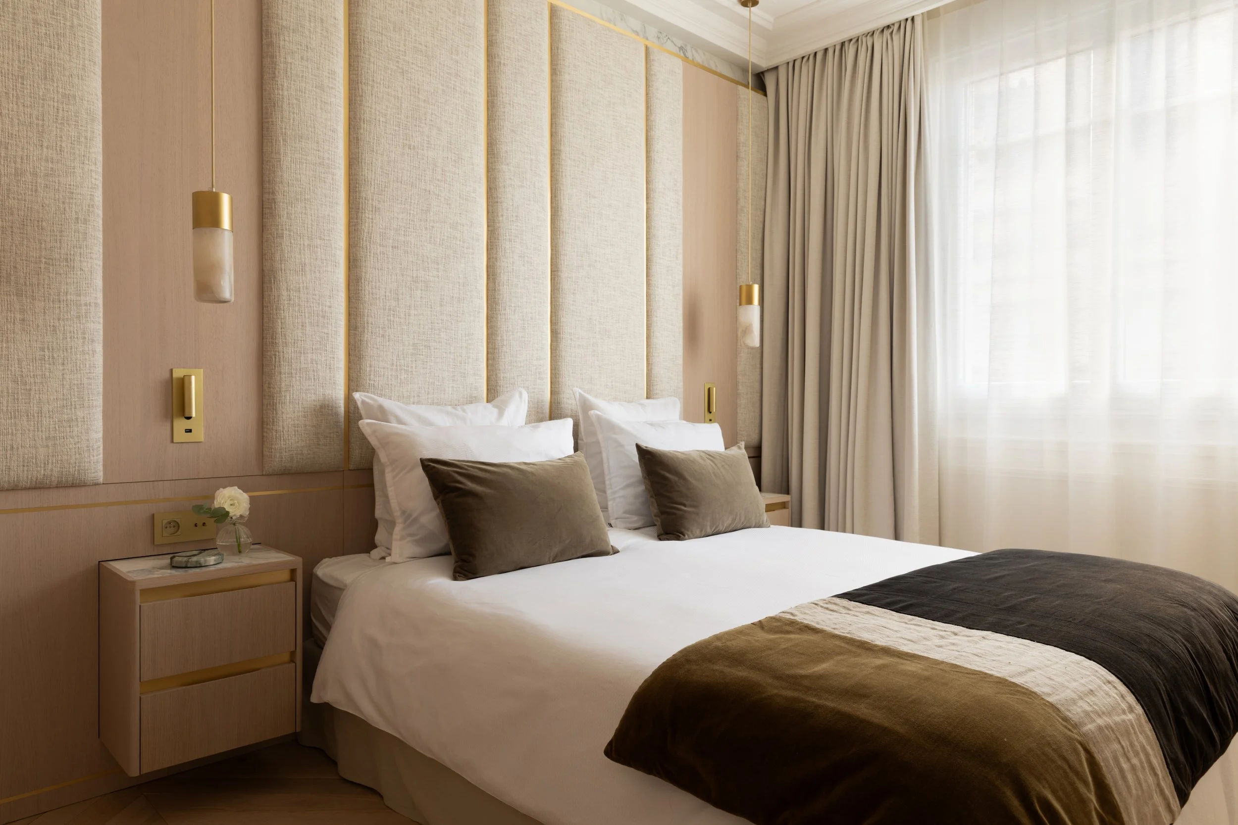 Chambre principale élégante et chaleureuse
Chambre contemporaine aux tons neutres, tête de lit texturée et linge de lit haut de gamme.