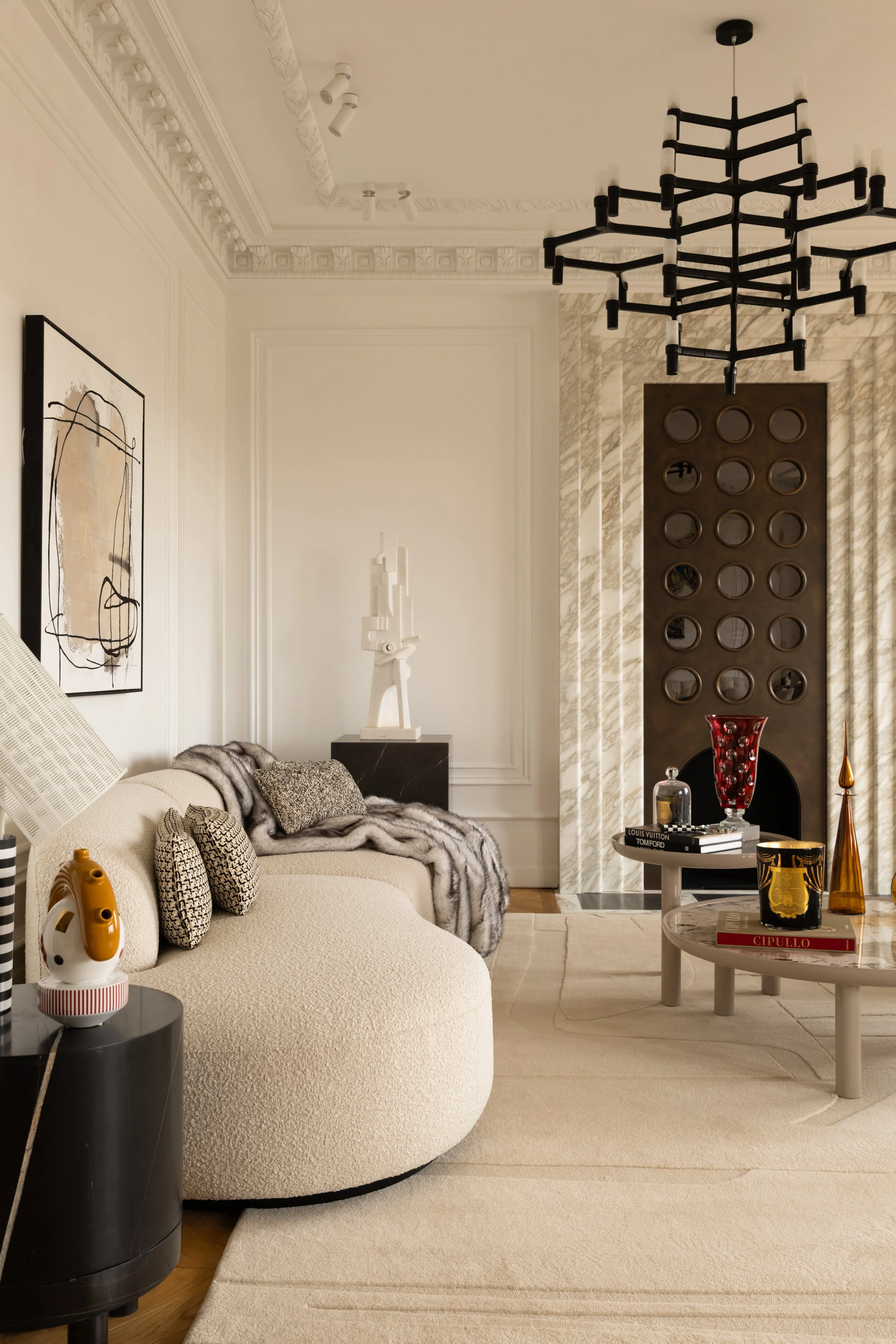 Salon haussmannien décoré dans des tons neutres et chaleureux, projet de décoration intérieure à Paris.