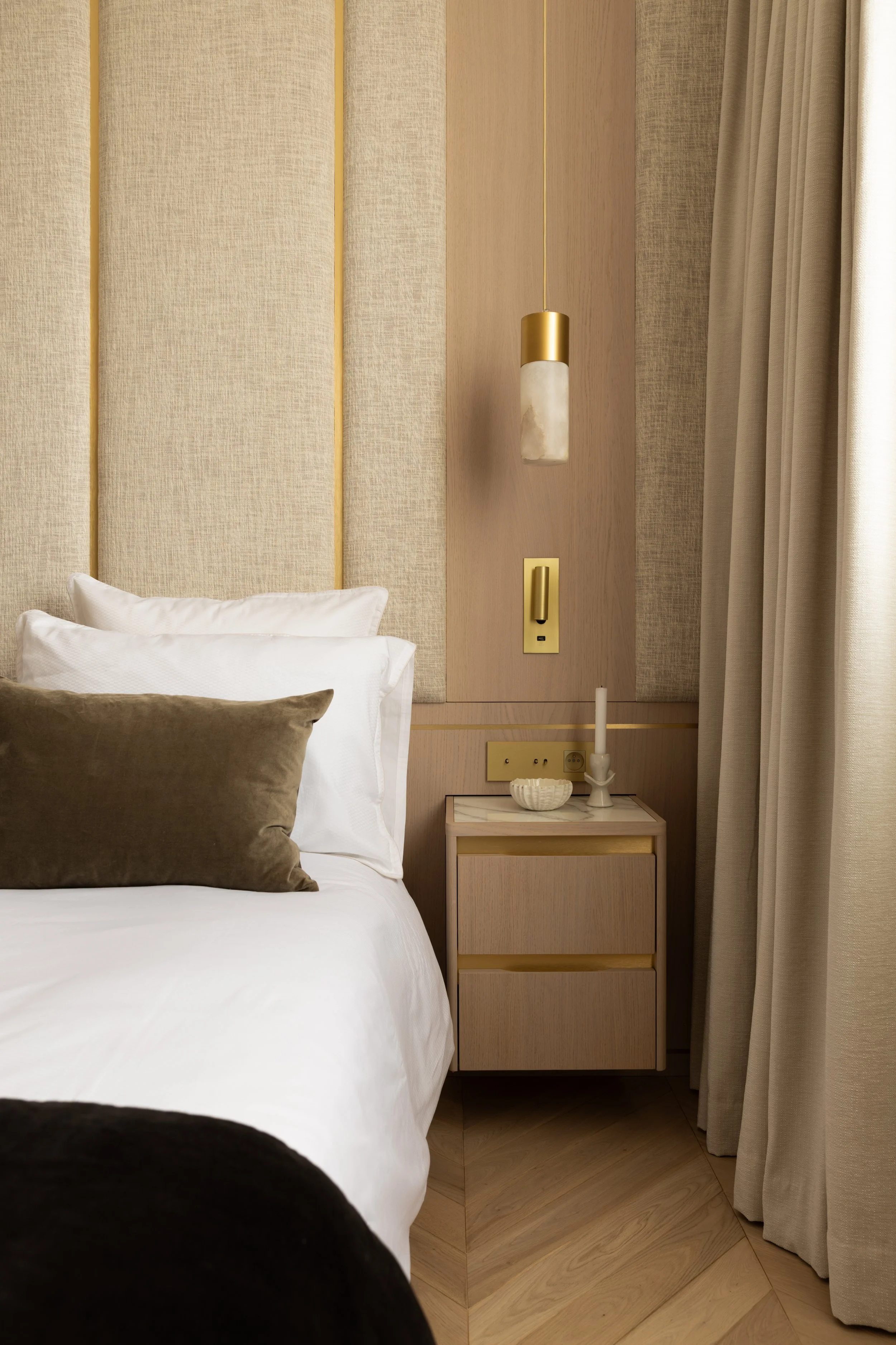 Détail table de chevet design
Table de chevet en bois clair avec éclairage mural doré, chambre moderne et raffinée.