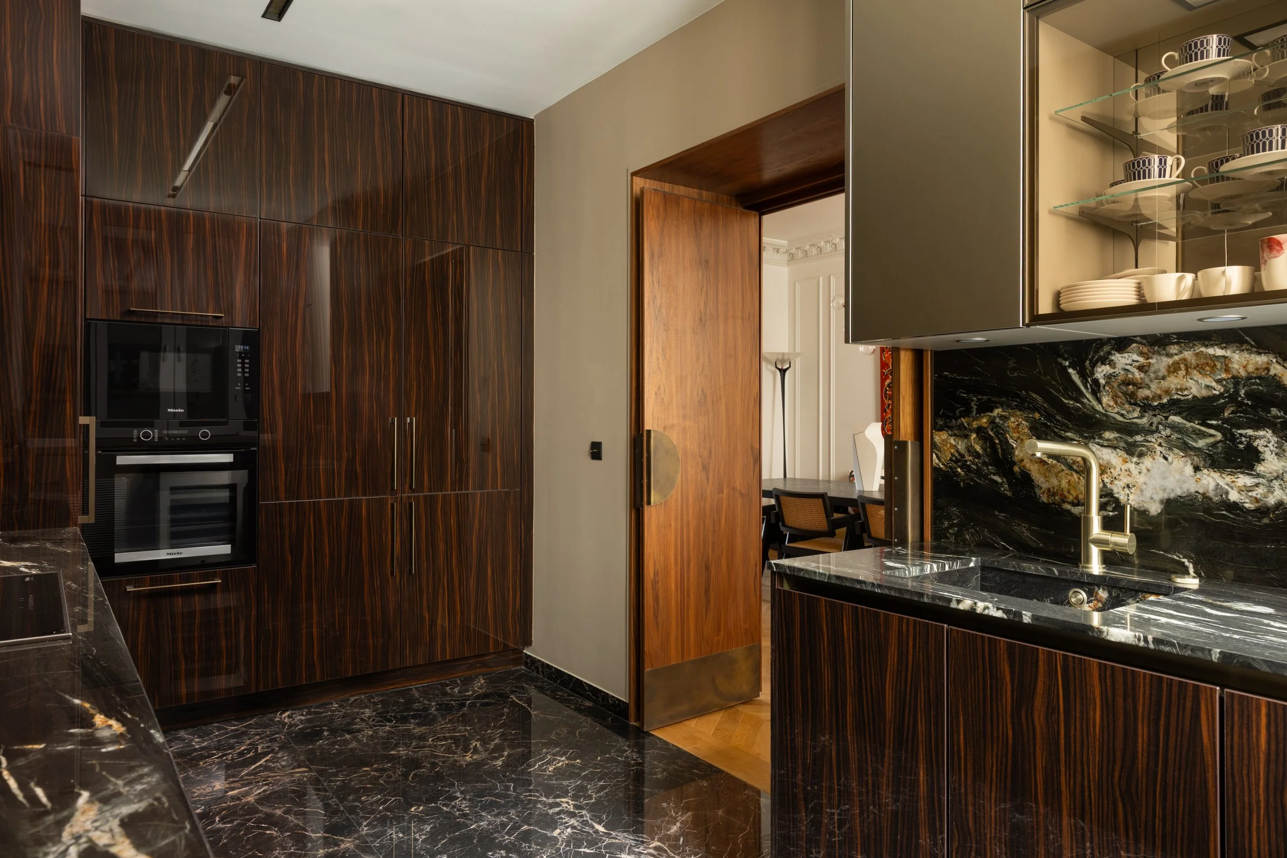 Cuisine contemporaine aux finitions bois et marbre, projet de décoration avenue de New York à Paris.