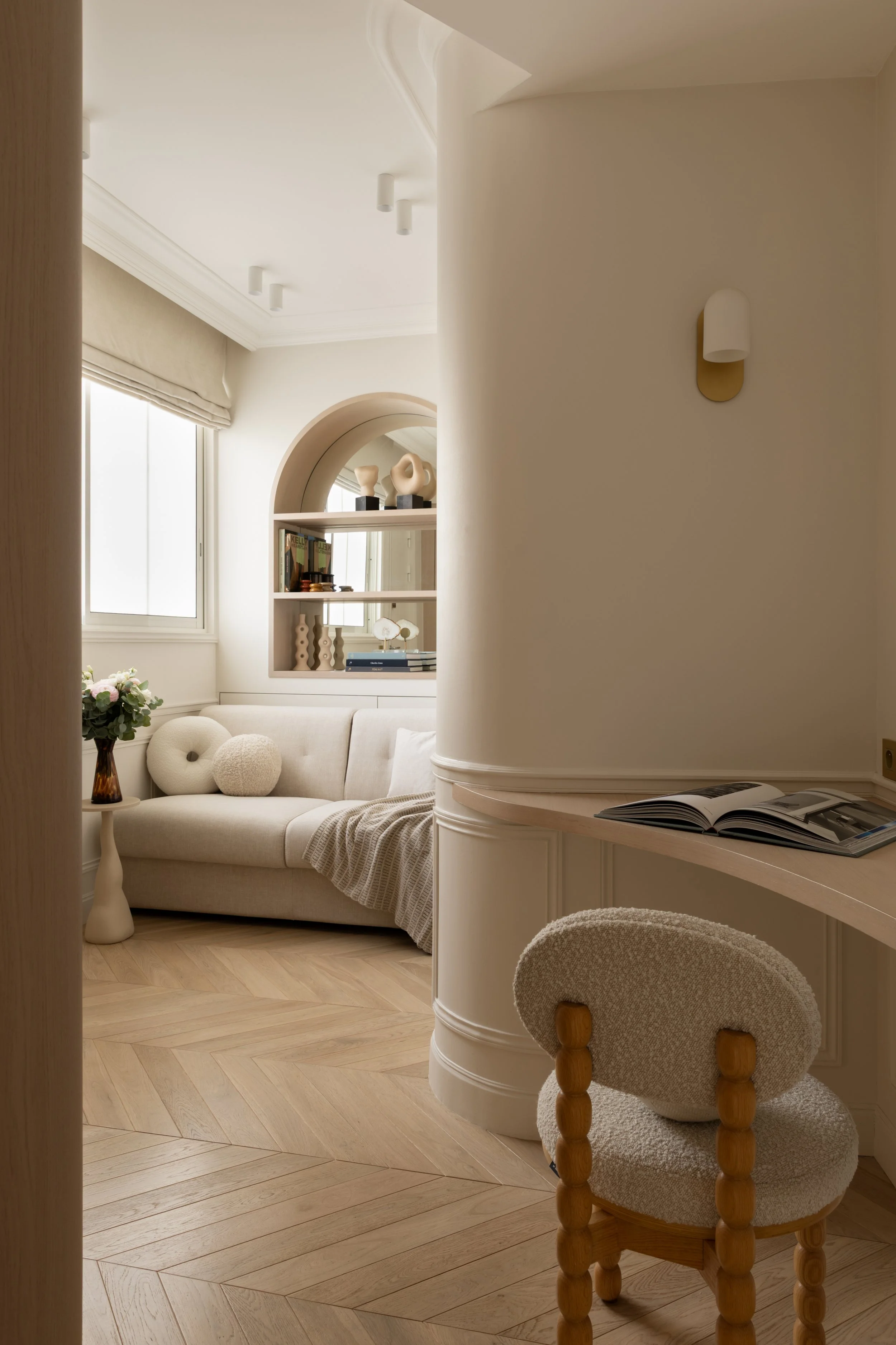 Alcôve murale décorative avec étagères intégrées et canapé sur mesure.