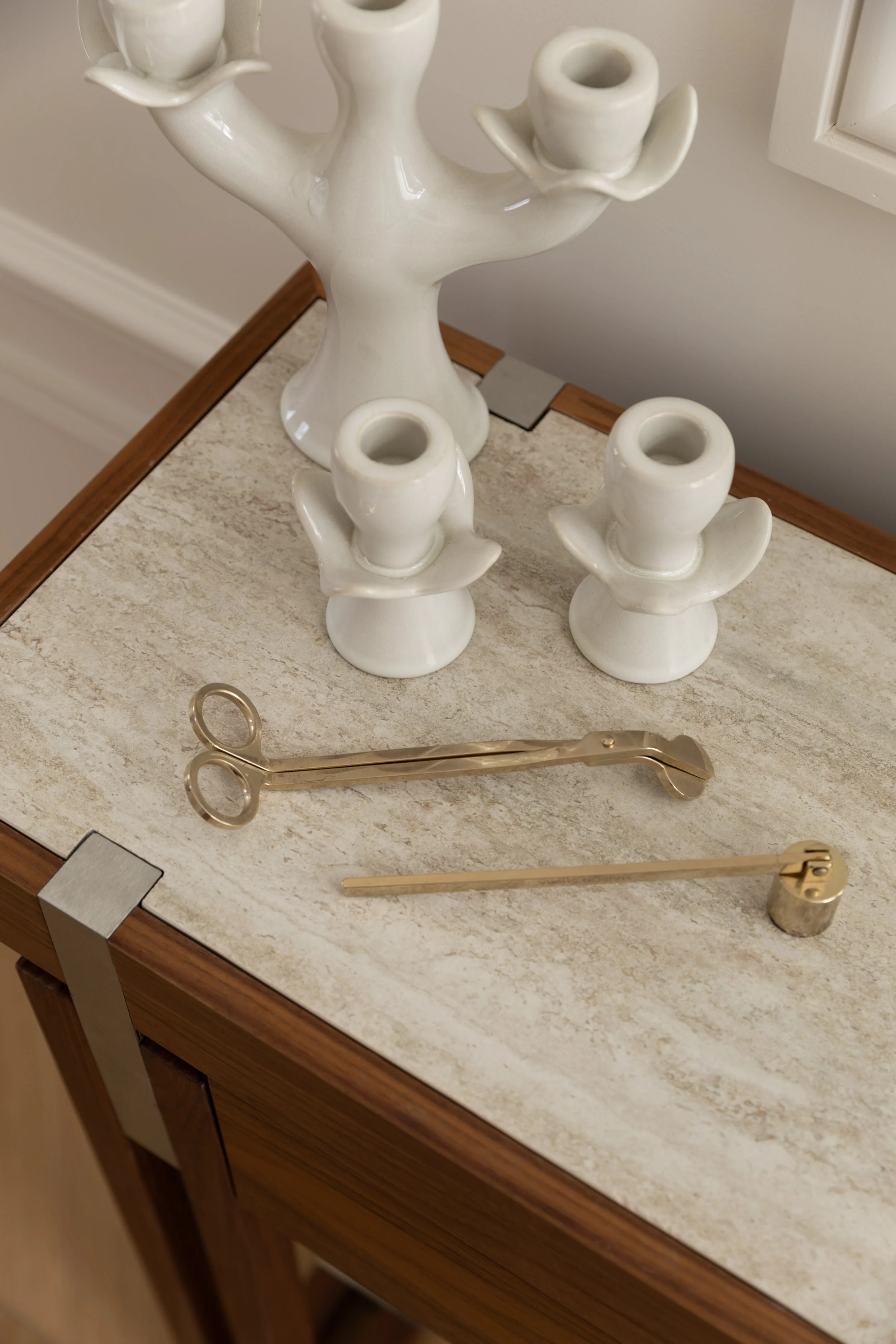 Décoration d'intérieur haut de gamme à Paris avec objets en céramique blanche, accessoires en laiton et console sur mesure – Intérieurs Chomet.