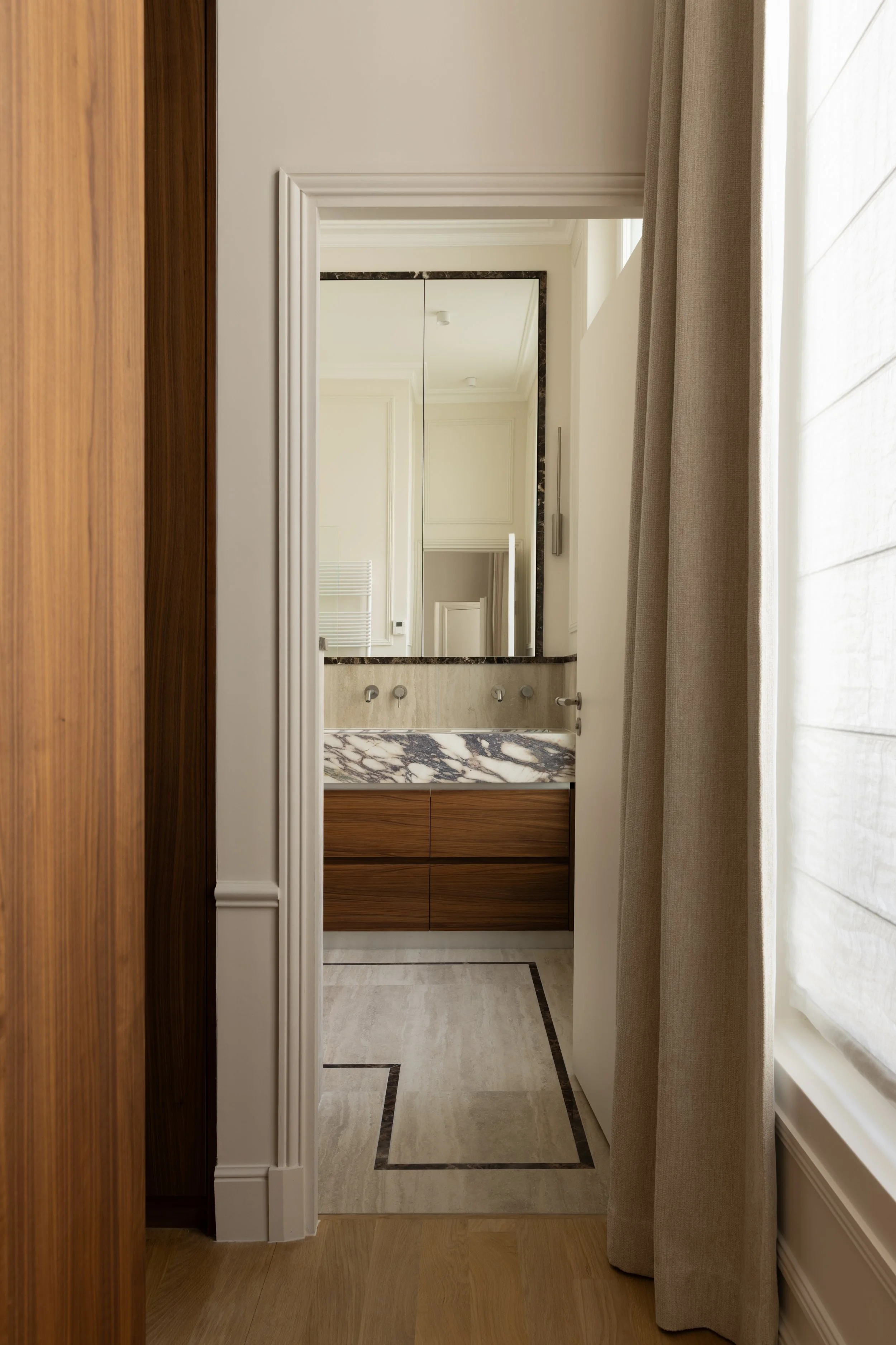 Suite parentale à Paris avec salle de bains attenante, meuble vasque en marbre et bois sur mesure – Intérieurs Chomet.