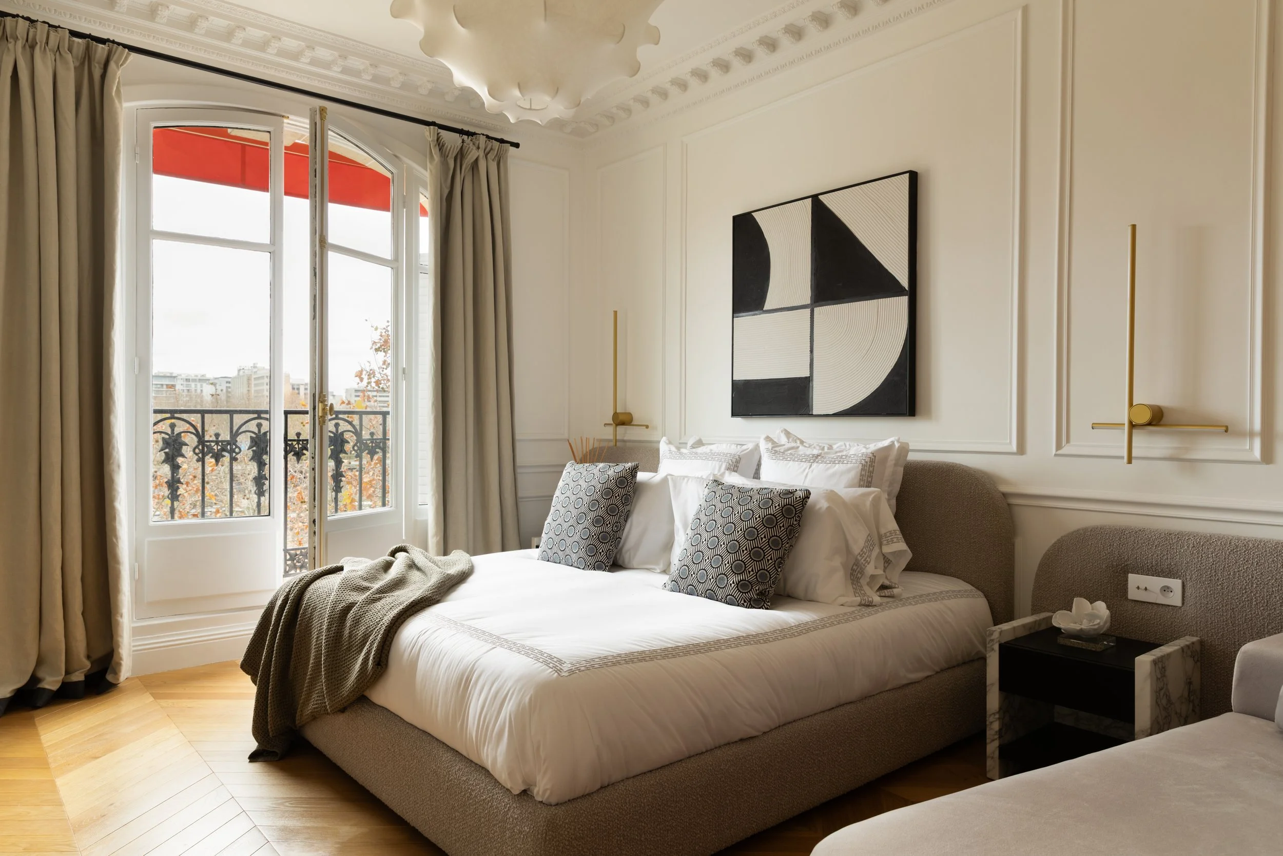 Chambre parisienne lumineuse aux tons neutres et mobilier contemporain, décoration intérieure élégante.