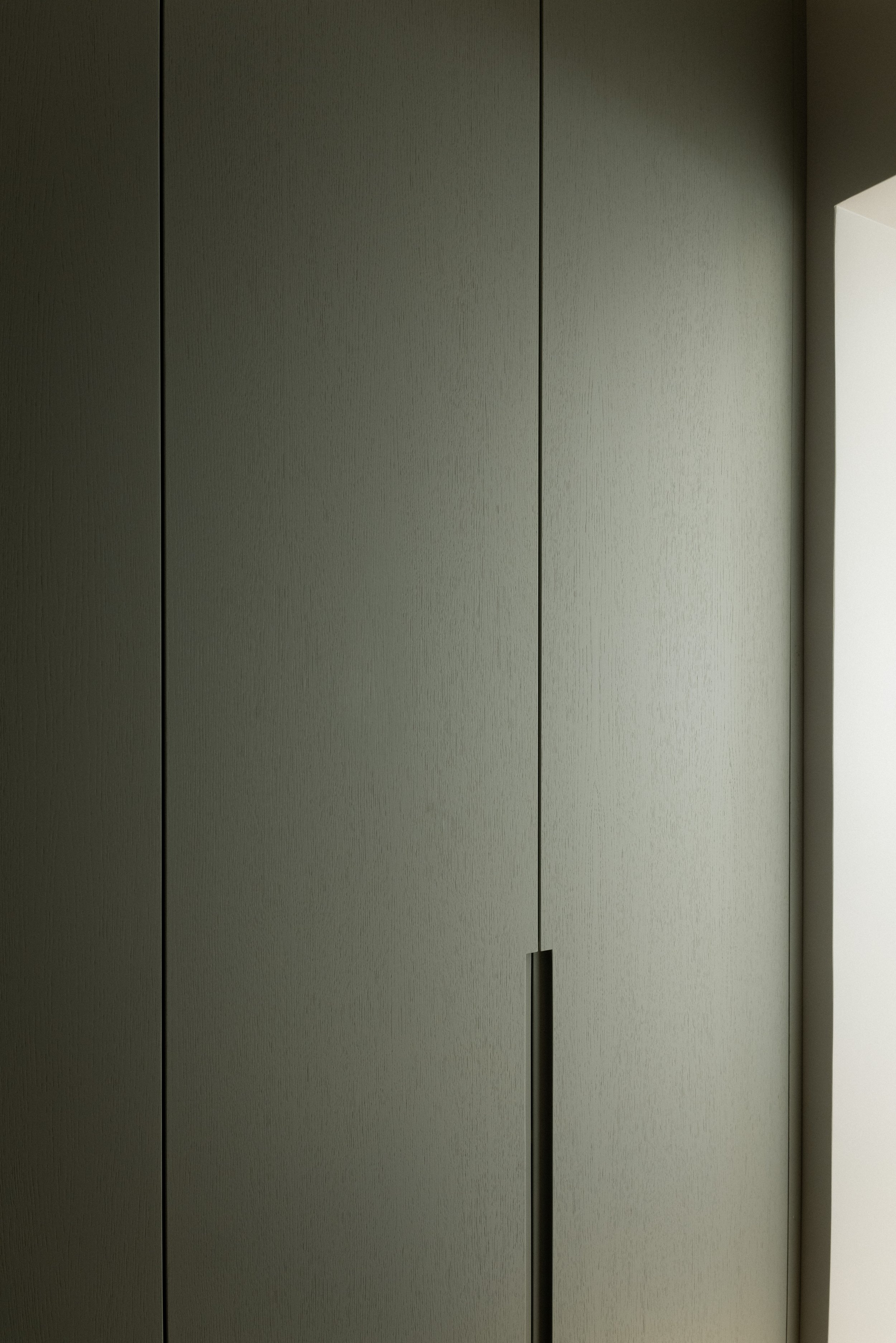 Portes de dressing en laque vert d'eau du projet "Cardinet"
