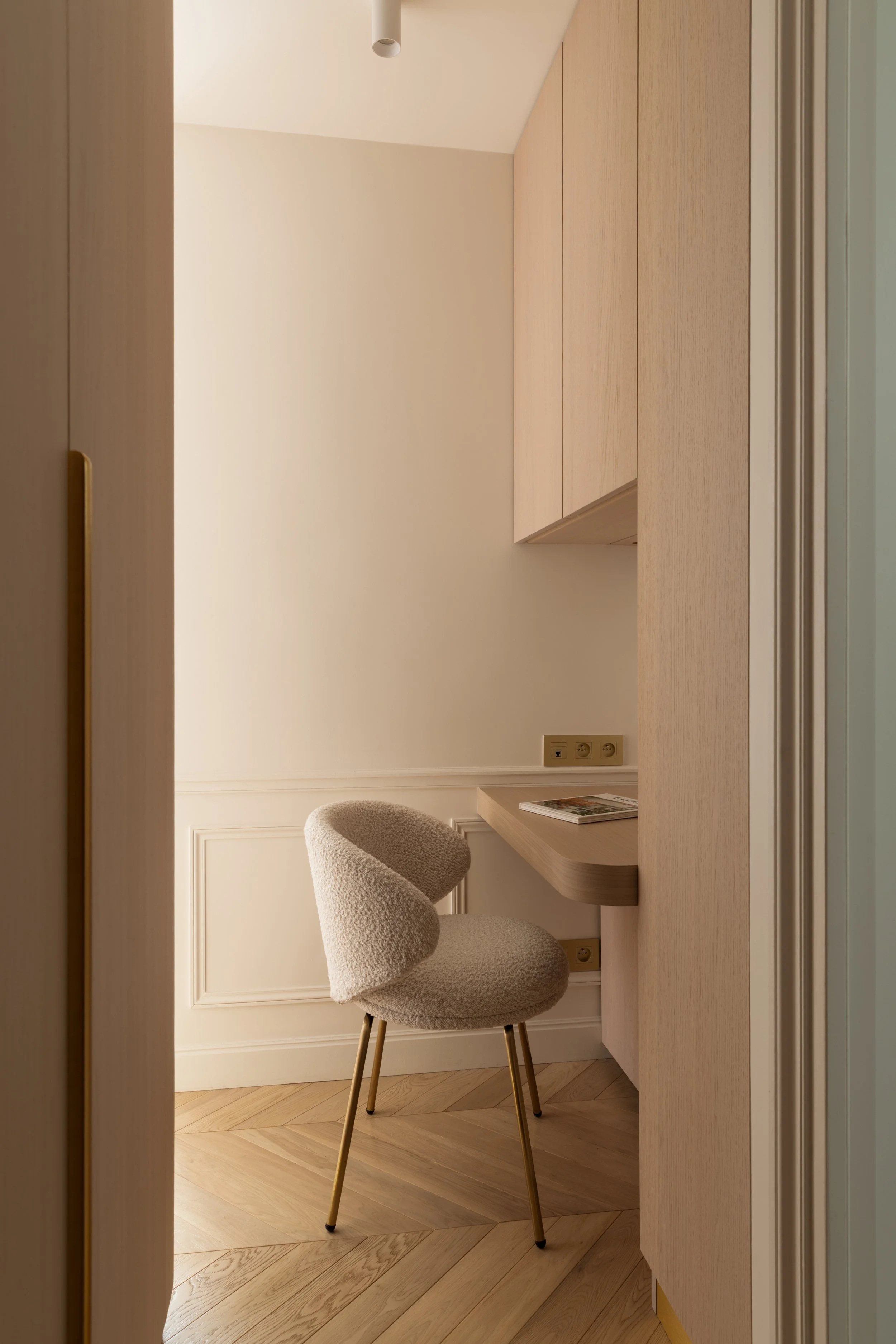 Espace bureau dans le dressing master.
Coin bureau intégré avec mobilier sur mesure, intérieur fonctionnel et design épuré.