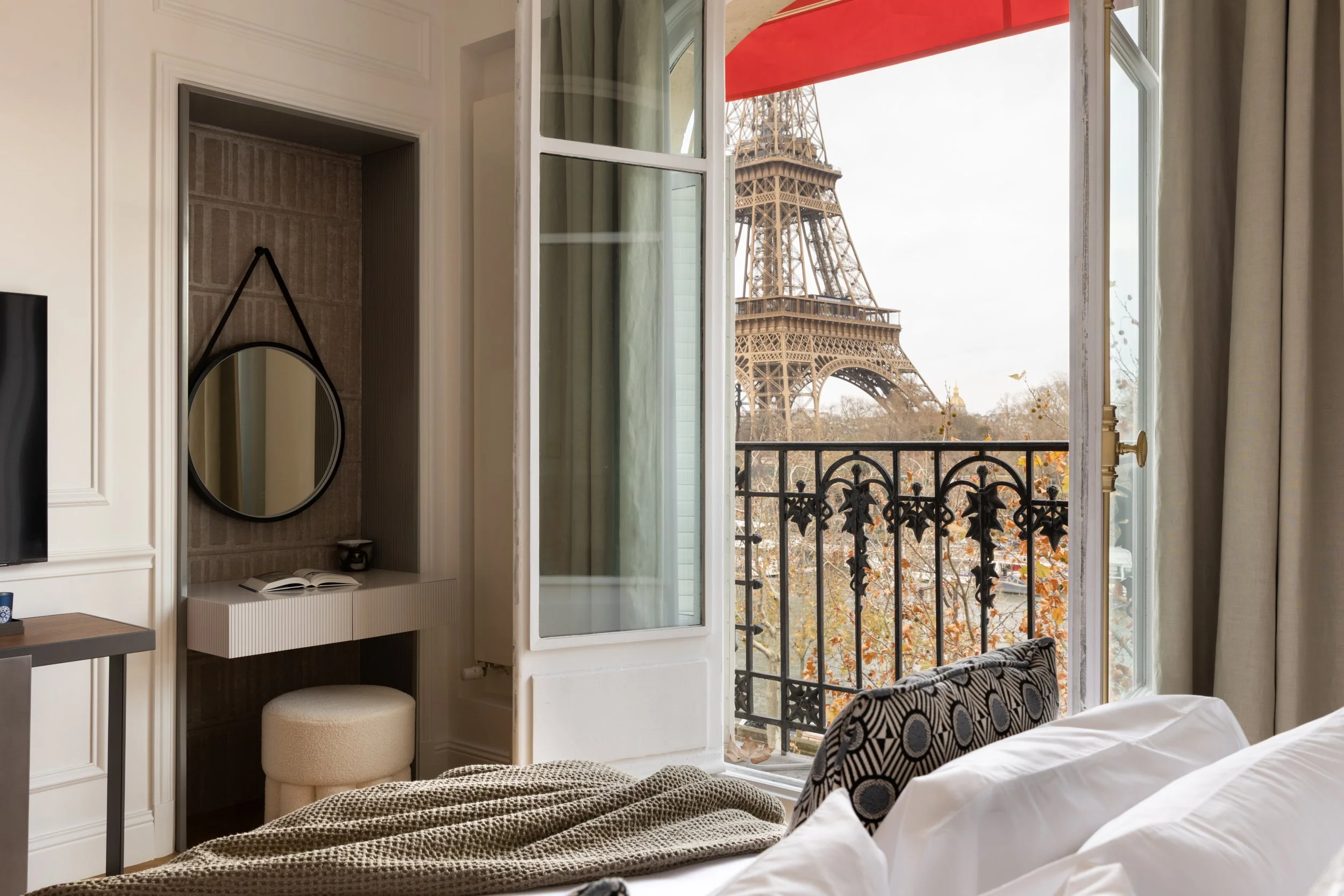 Vue Tour Eiffel depuis la chambre, décoration intérieure raffinée dans un appartement avenue de New York.